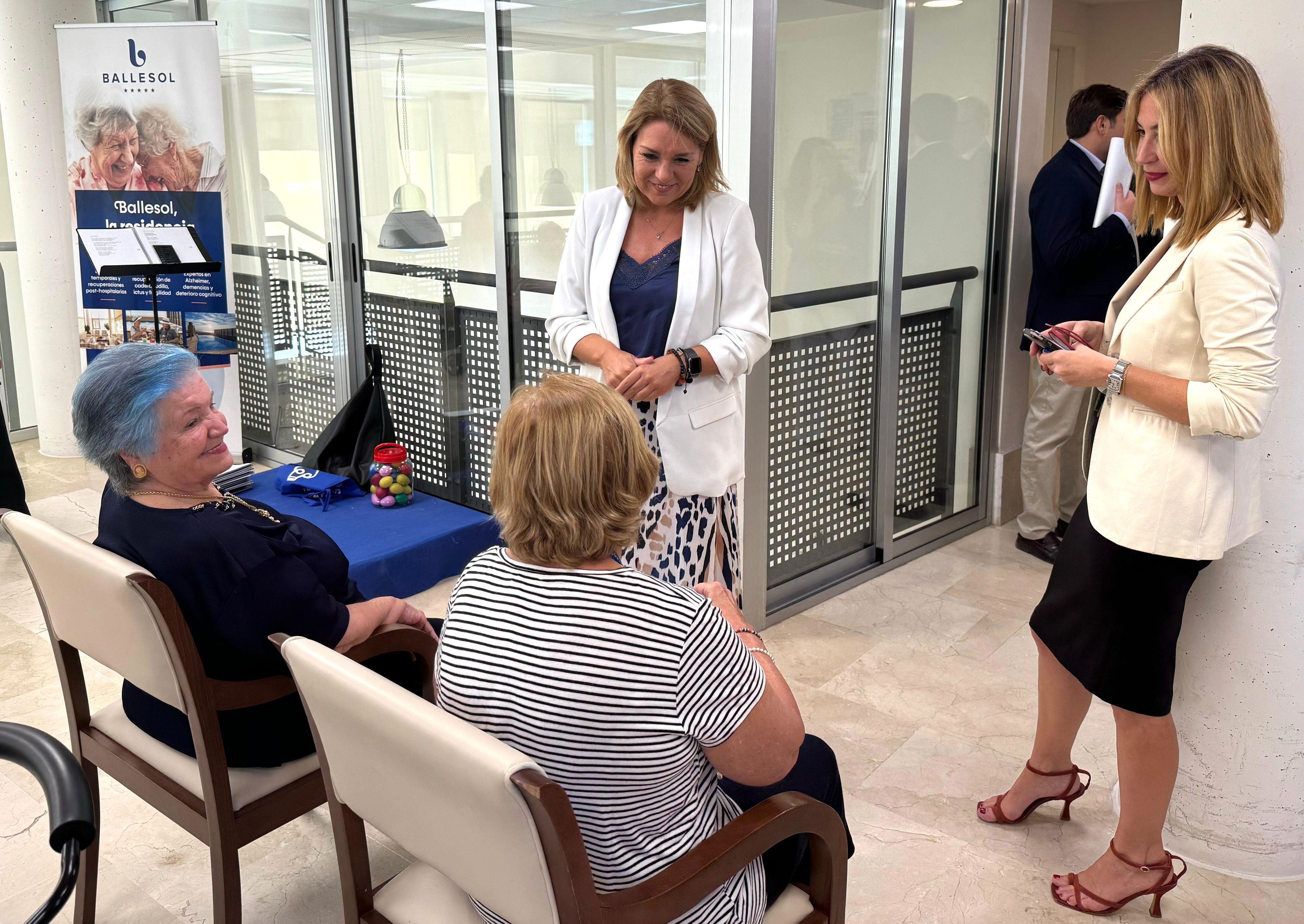 La vicepresidenta i consellera de Servicis Socials, Igualtat i Vivenda, Susana Camarero, ha visitat la Residència per a Persones Majors Ballesol de la Patacona