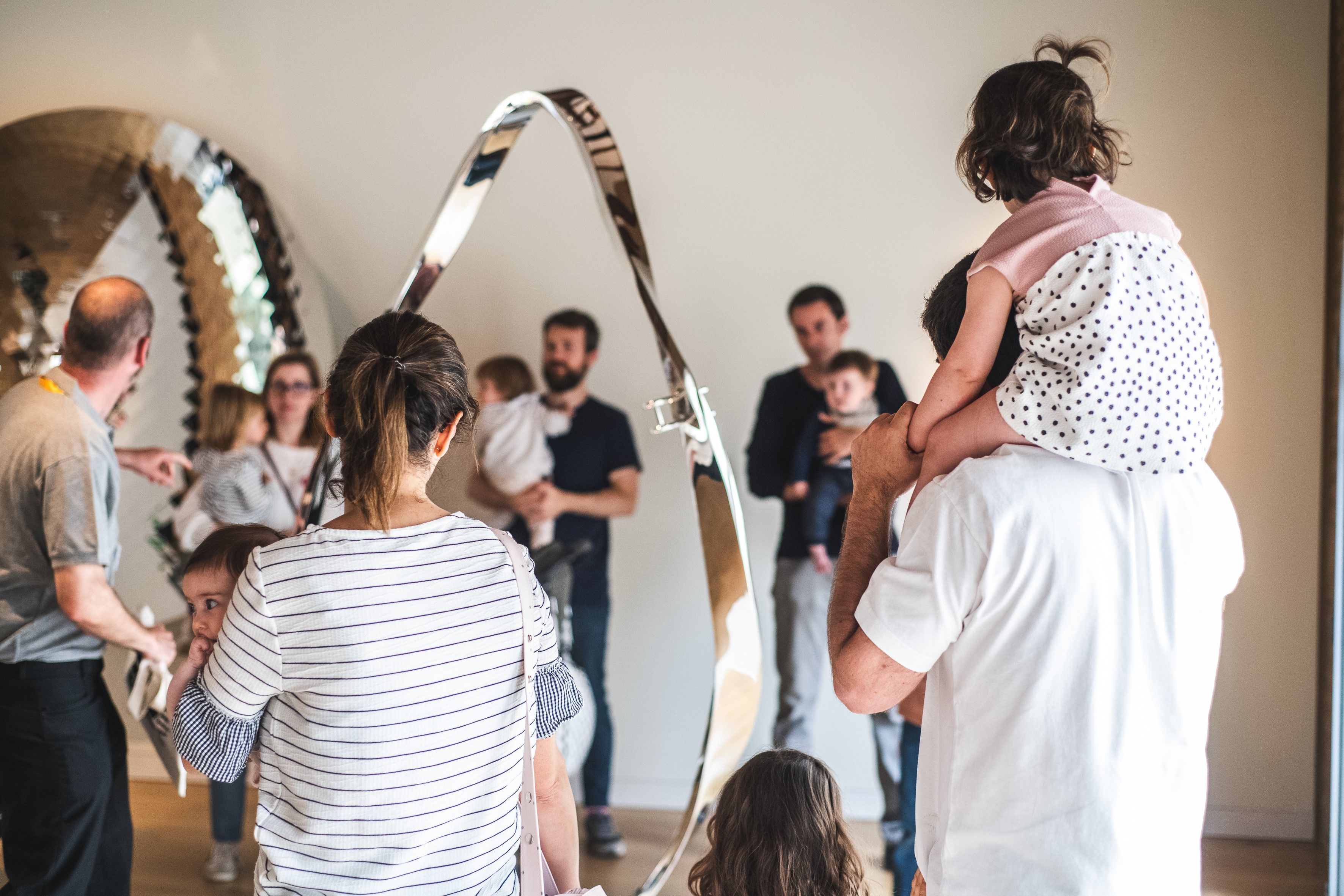 Familias en una visita al Centro de Arte Hortensia Herrero (CAHH)