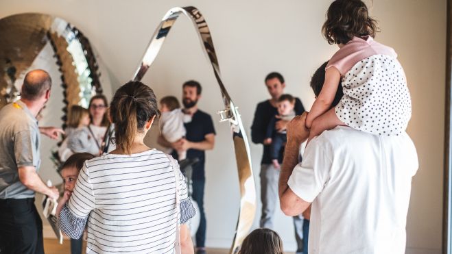 Familias en una visita al Centro de Arte Hortensia Herrero (CAHH)
