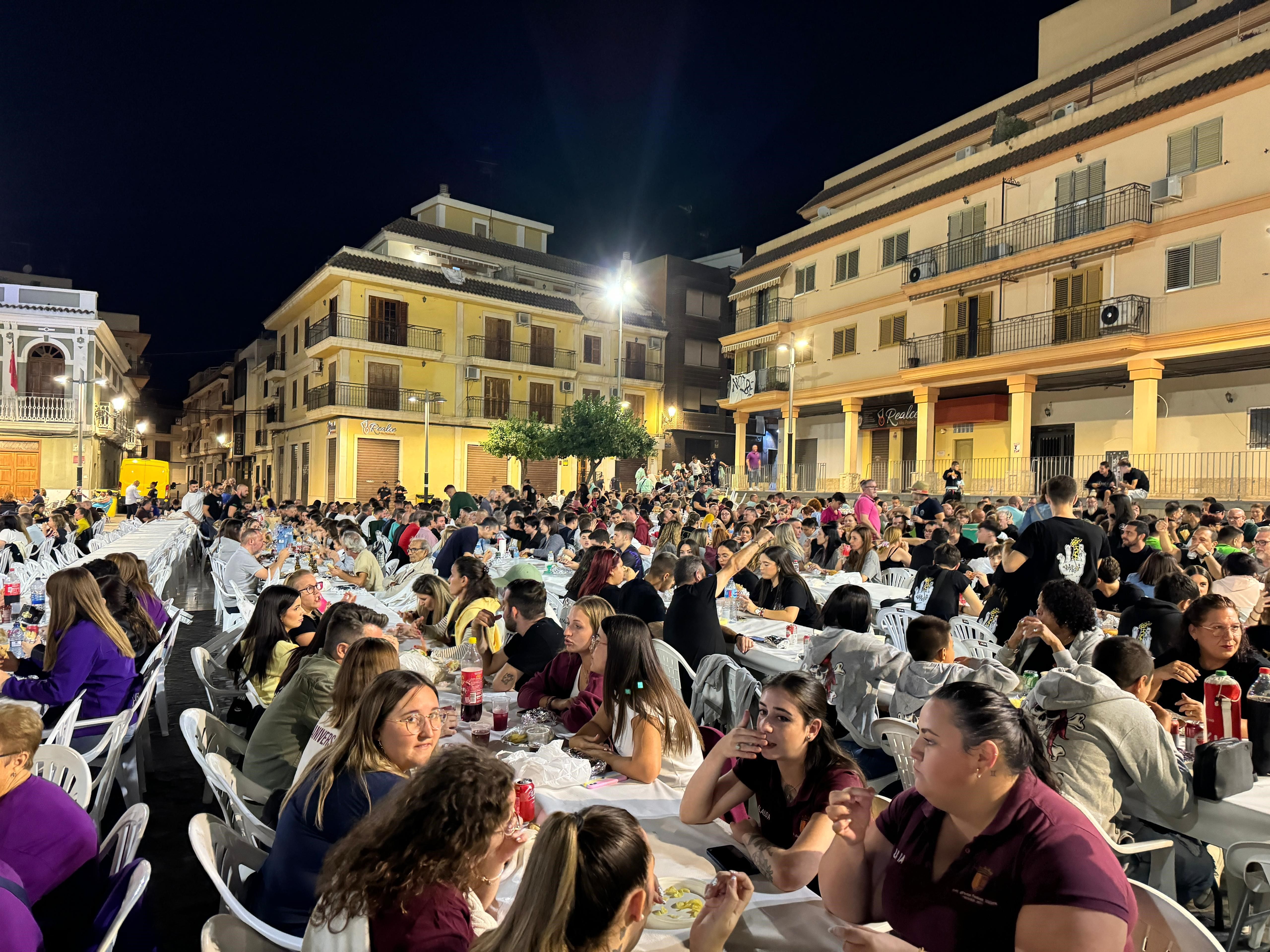 Sopar de germanor en la Plaza del Pueblo de Paterna