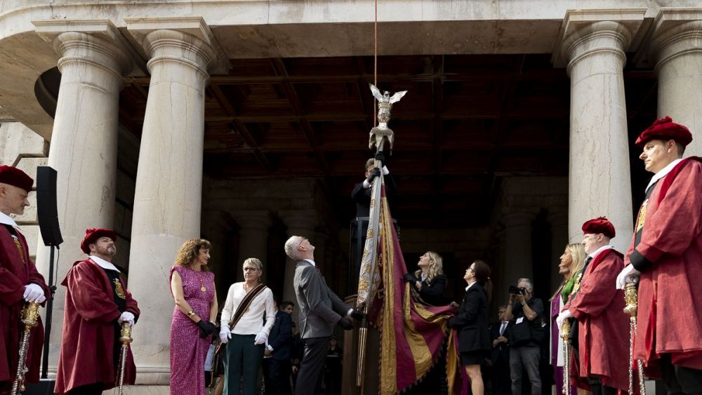 Bajada de la Senyera e inicio de la Procesión cívica del 9 d'Octubre en 2024 (Foto: Xisco Navarro)