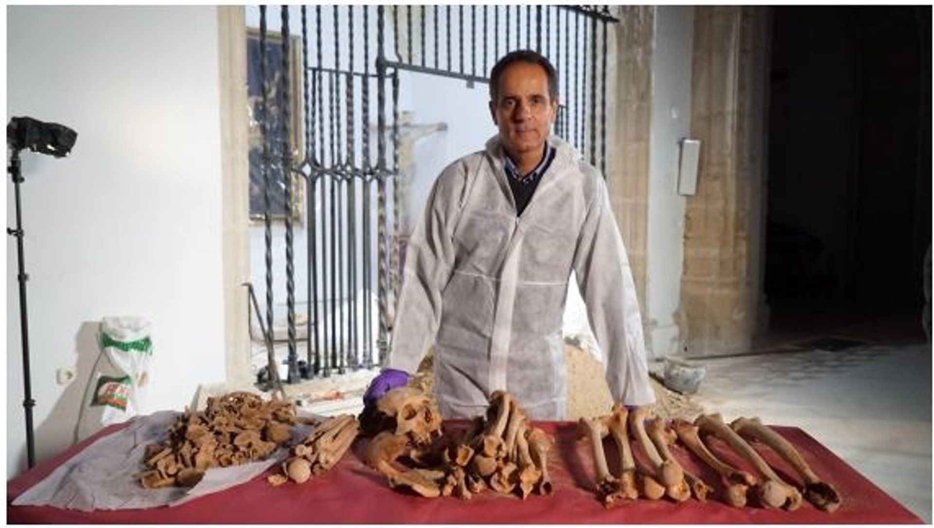 El doctor José Antonio Lorente durant una exhumació de restes òssies de Cristòfor Colom