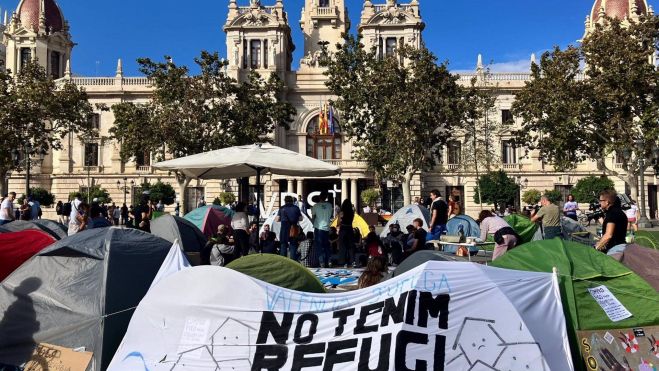 Acampada de manifestantes en la plaza del Ayuntamiento Acampada de manifestantes en la plaza del Ayuntamiento