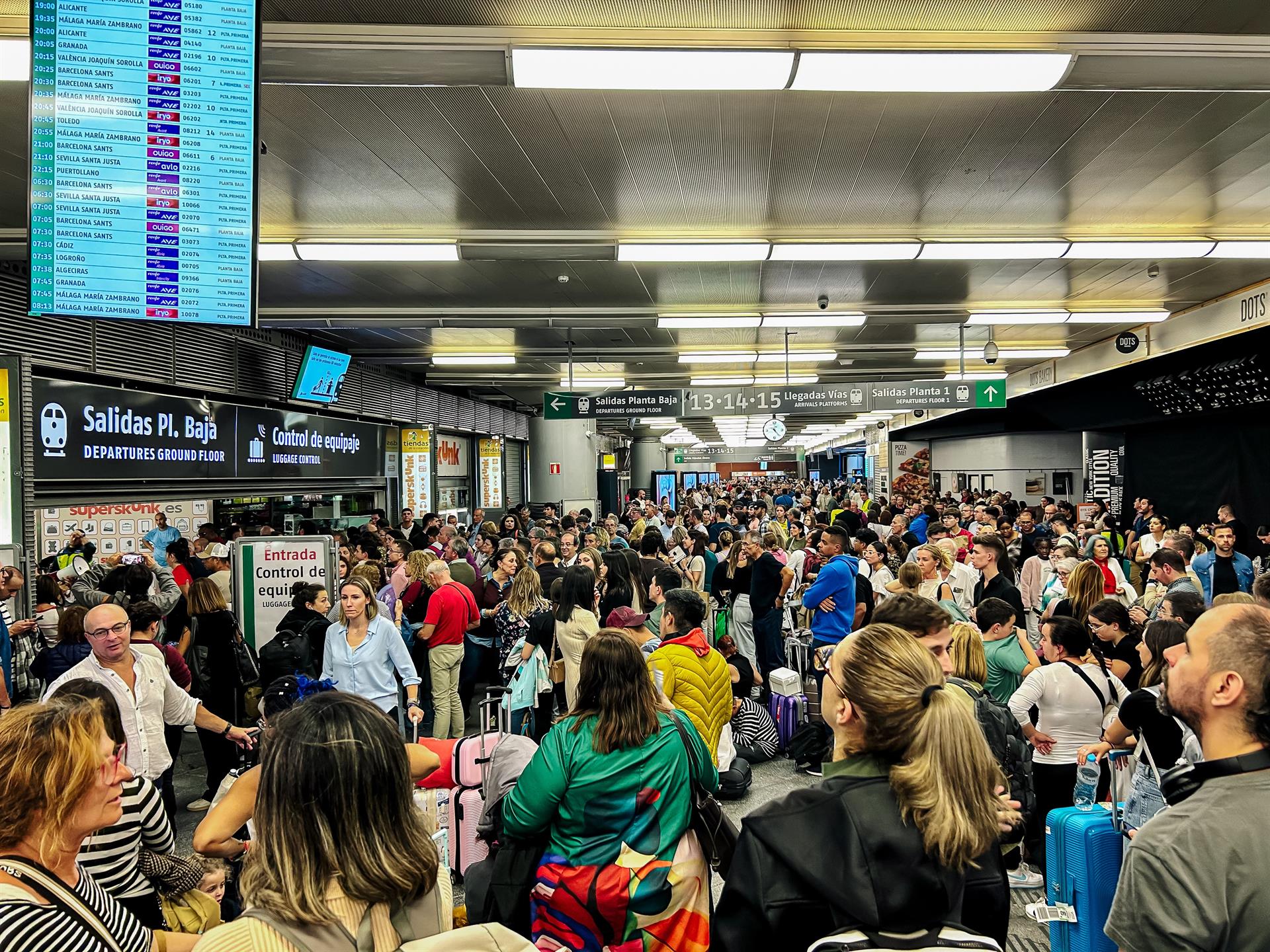 Cientos de personas en la estación de tren de Atocha