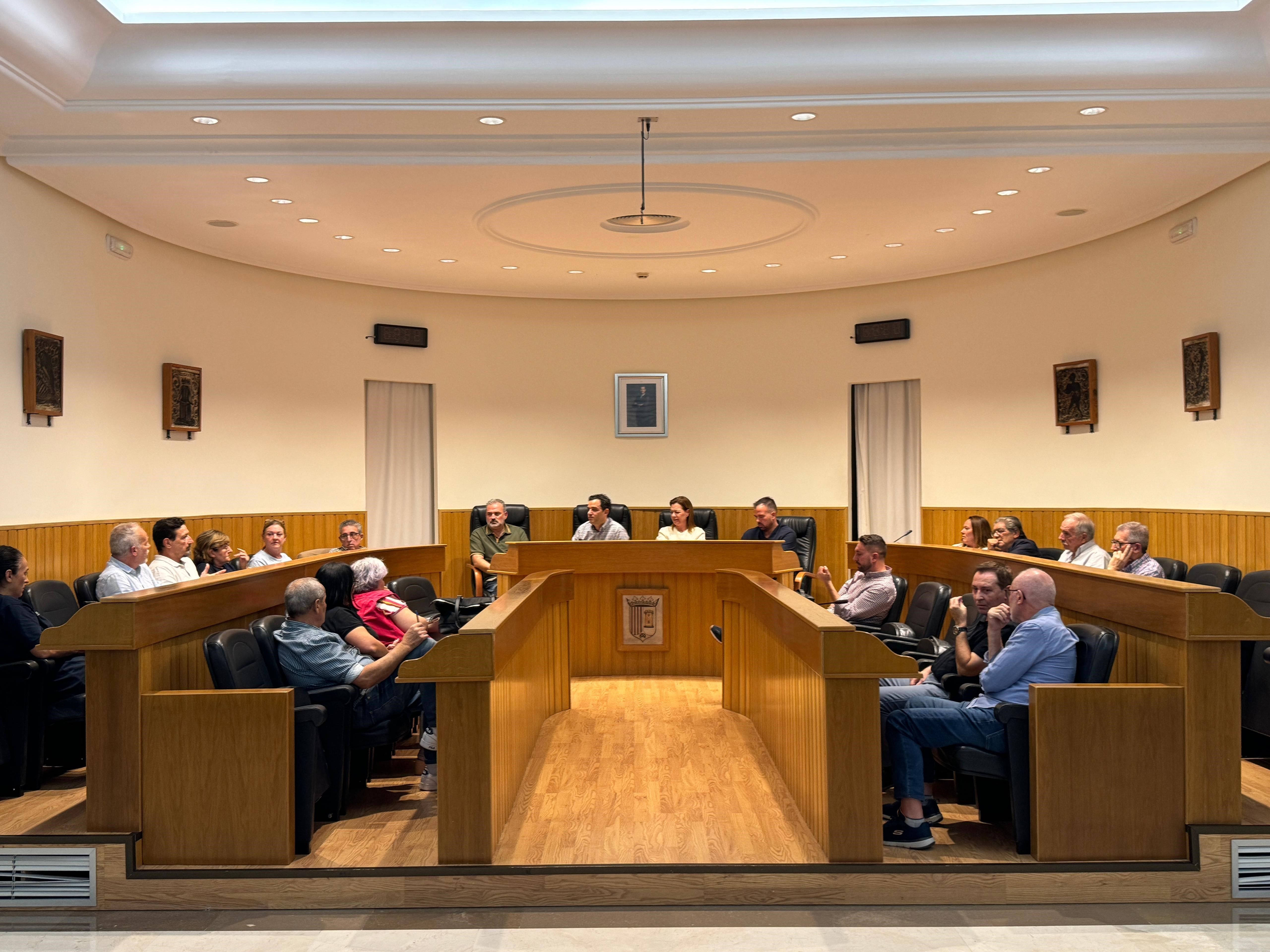 Reunió amb veïns i comerciants, en el saló de plens de Paterna ahir dilluns a la vesprada.