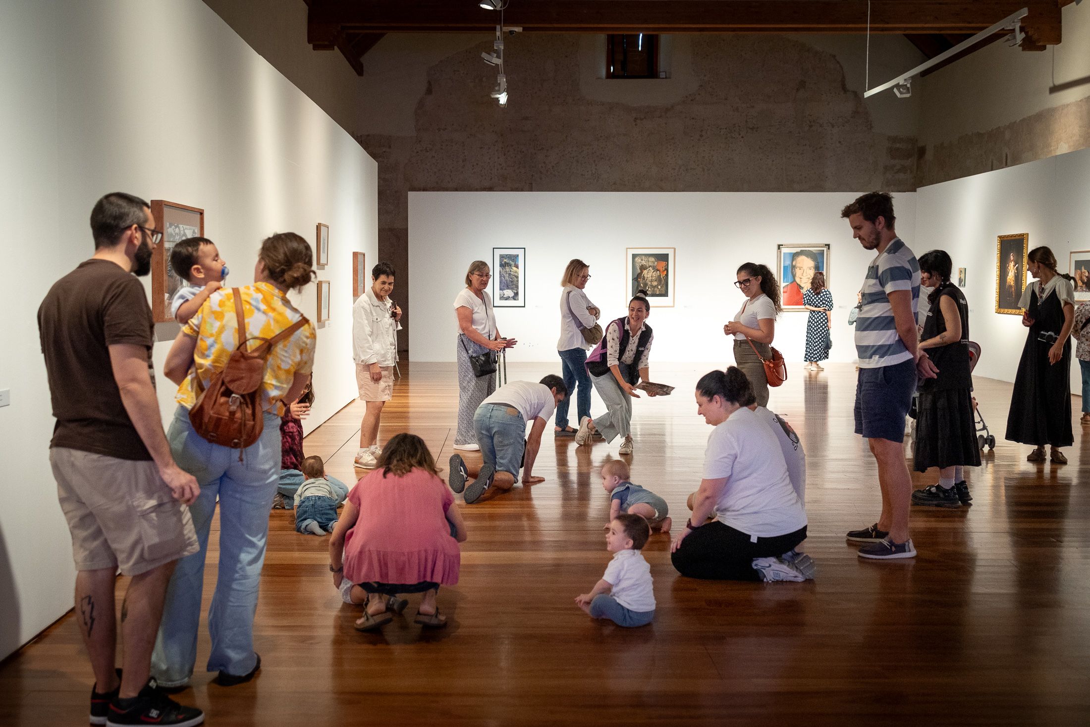 Bebés y familias disfrutando de la actividad 'Jo, tu, cucú' en el Centre del Carme