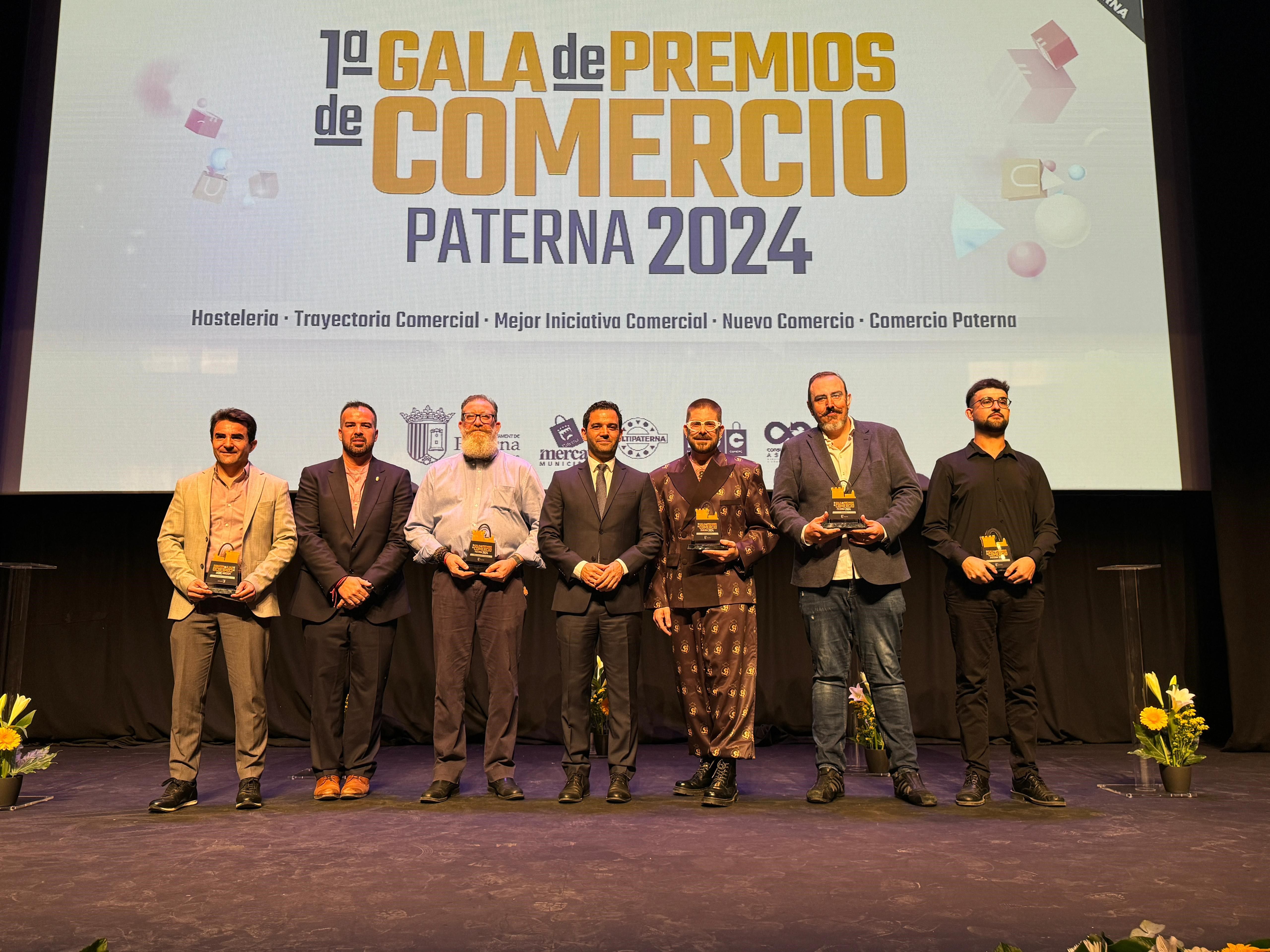 L'Alcalde de Paterna, Juan Antonio Sagredo, i el regidor de Comerç, Lucas Jodar, junt amb els galardonats de la I Gala del comercio local