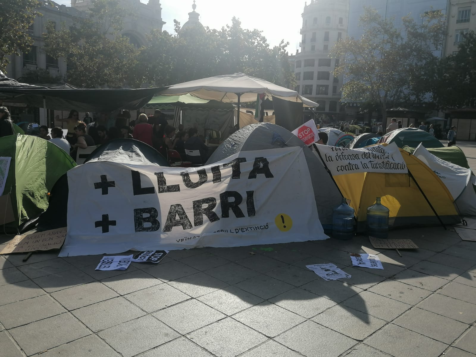 Acampada a favor del dret a la vivenda en la Plaça de l'Ajuntament de València