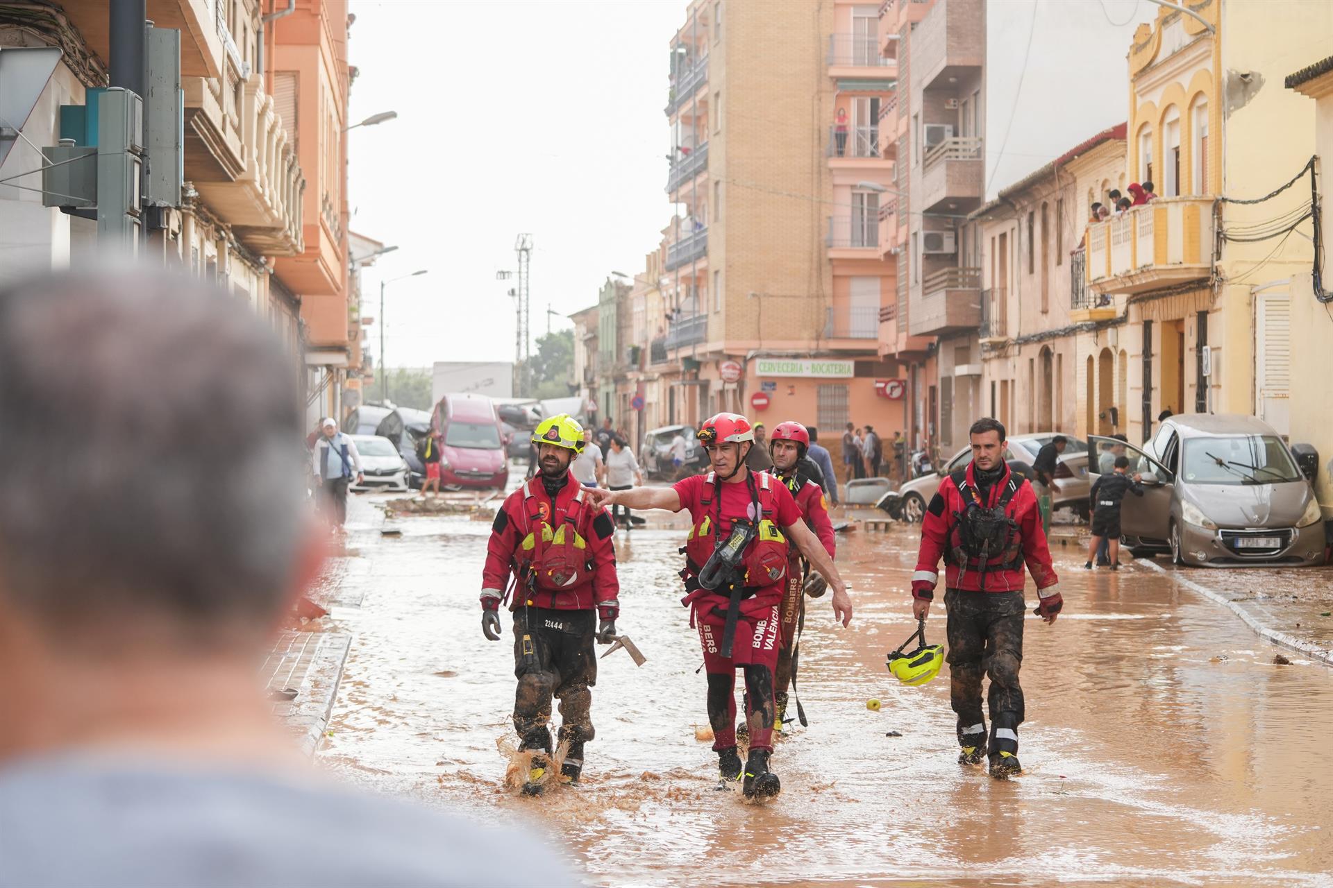 Bomberos del Consorcio Provincial de València atienden desperfectos de la DANA en València, zona catastrófica