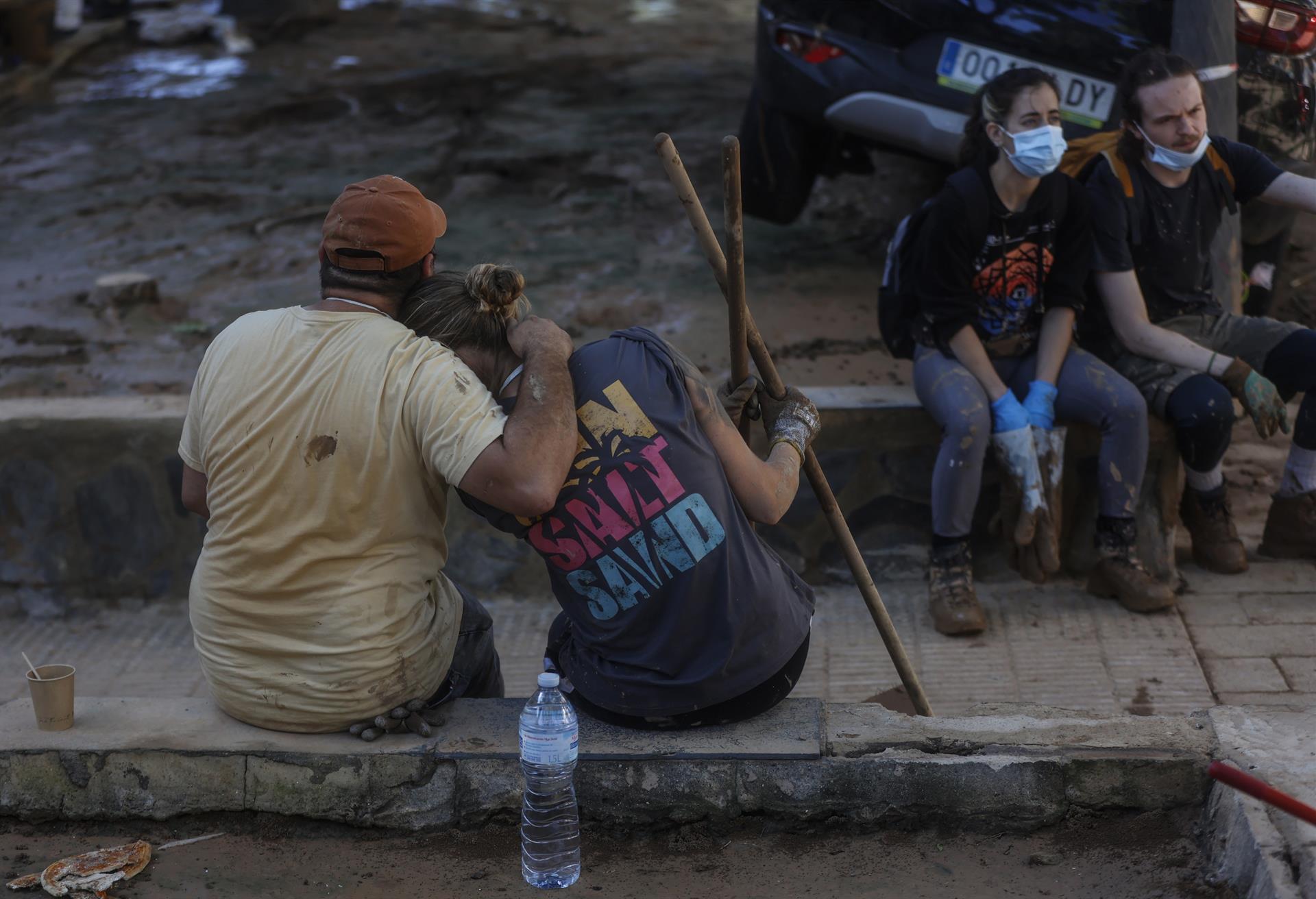 Voluntarios llenos de barro. Foto de Rober Solsona - Europa Press