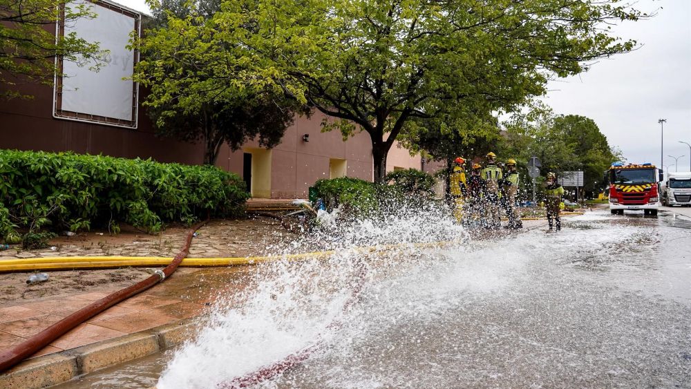 Agua de las mangueras de los bomberos en las inmediaciones del centro comercial Bonaire Eduardo Manzana Europa Press Agua de las mangueras de los bomberos en las inmediaciones del centro comercial Bonaire Eduardo Manzana Europa Press