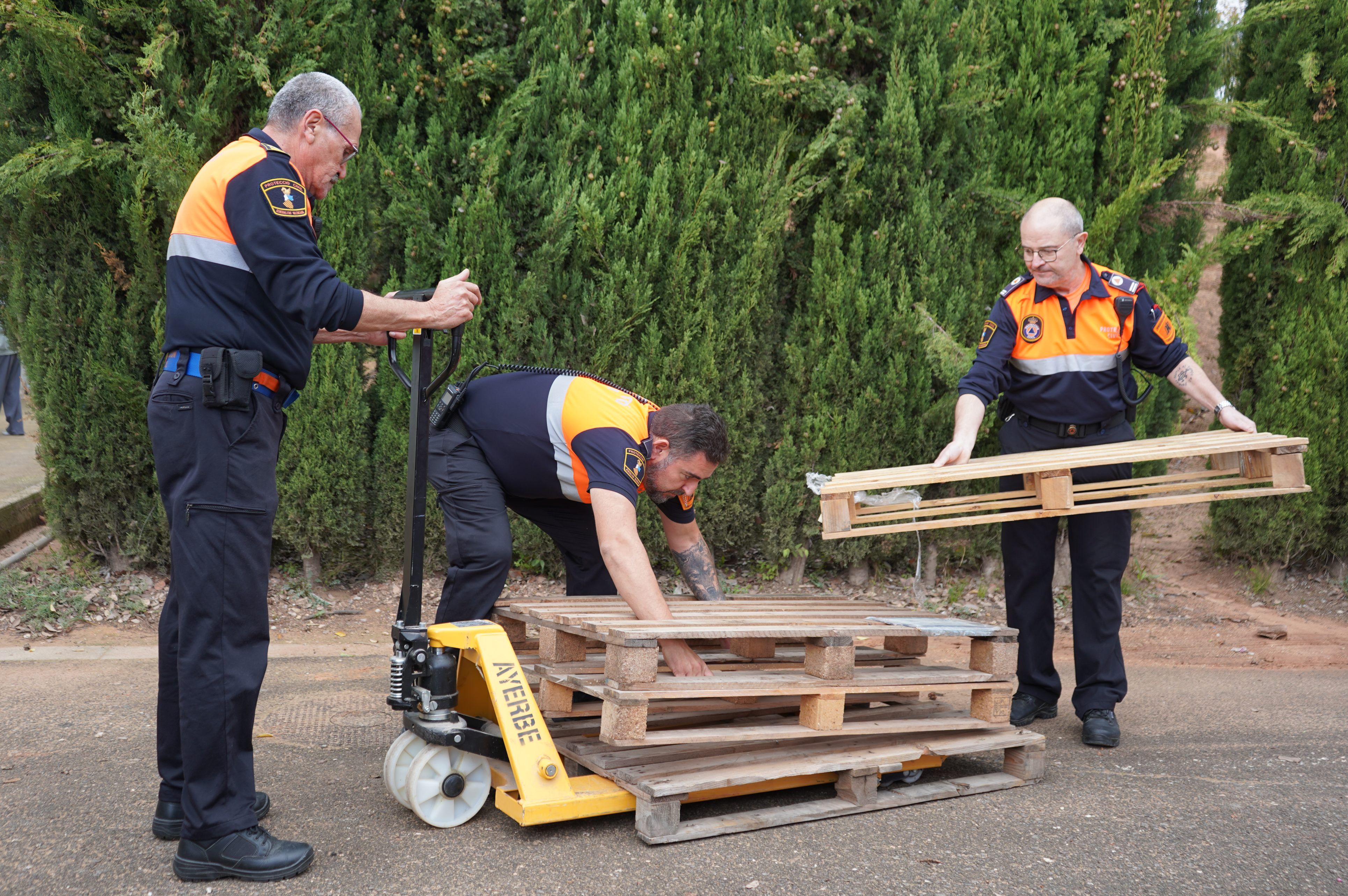 Servicios de emergencia de Ontinyent ayudando en los municipios afectados por la DANA