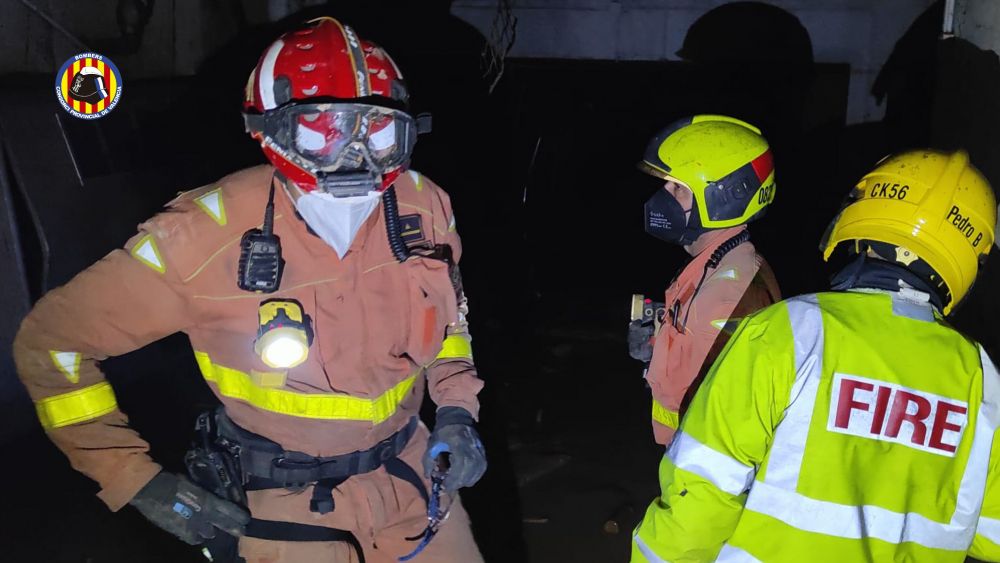Bomberos en un garaje inundado por la DANA en un pueblo de València Bomberos en un garaje inundado por la DANA en un pueblo de València