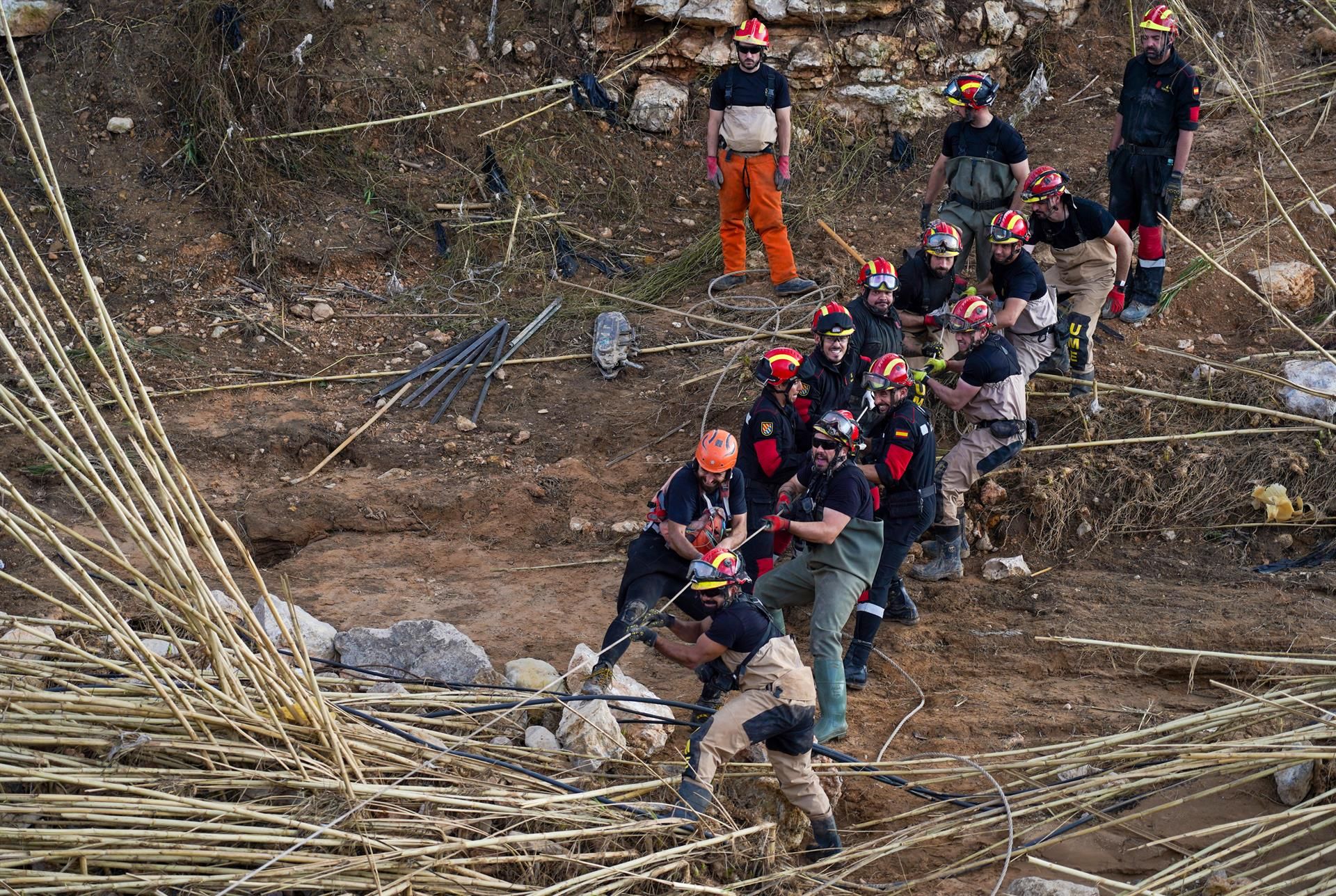 Efectius de la UME realizant les labors de retirada de enderrocs per la DANA