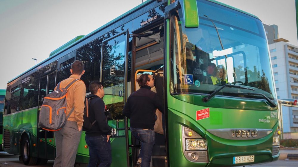 Autobús lanzadera por la DANA en Torrent
