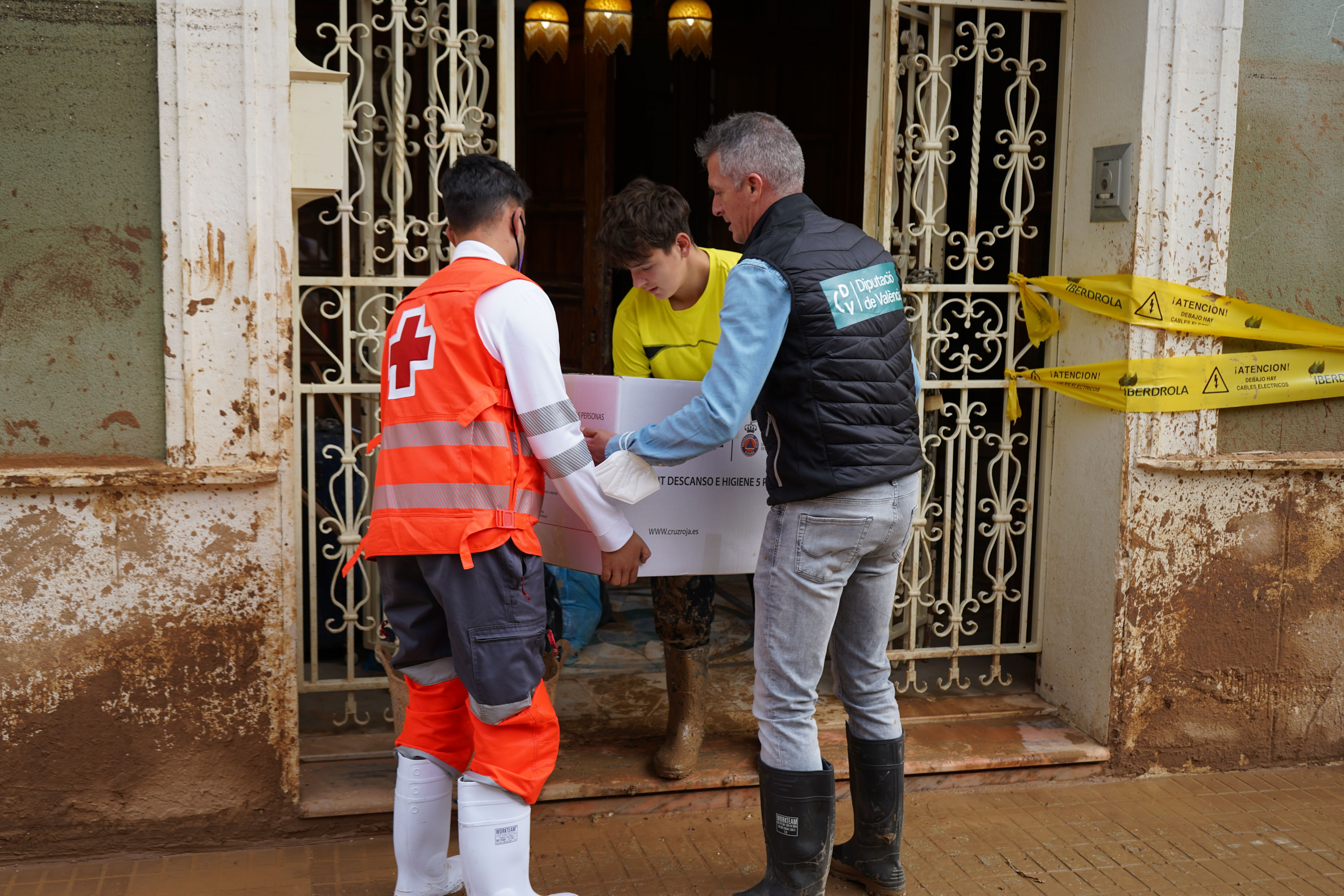 Reparto de kits con Cruz Roja en los municipios afectados por la DANA