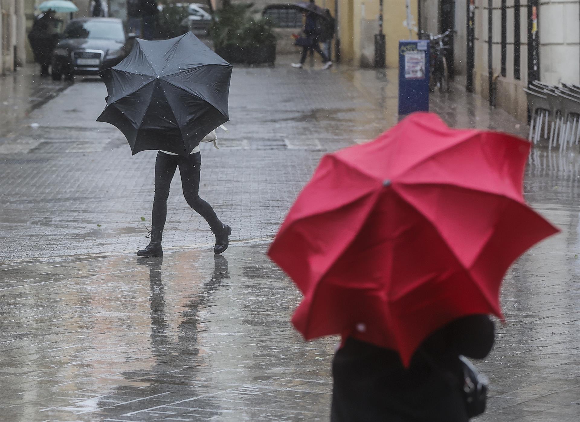 Personas con paraguas bajo la lluvia en Valencia