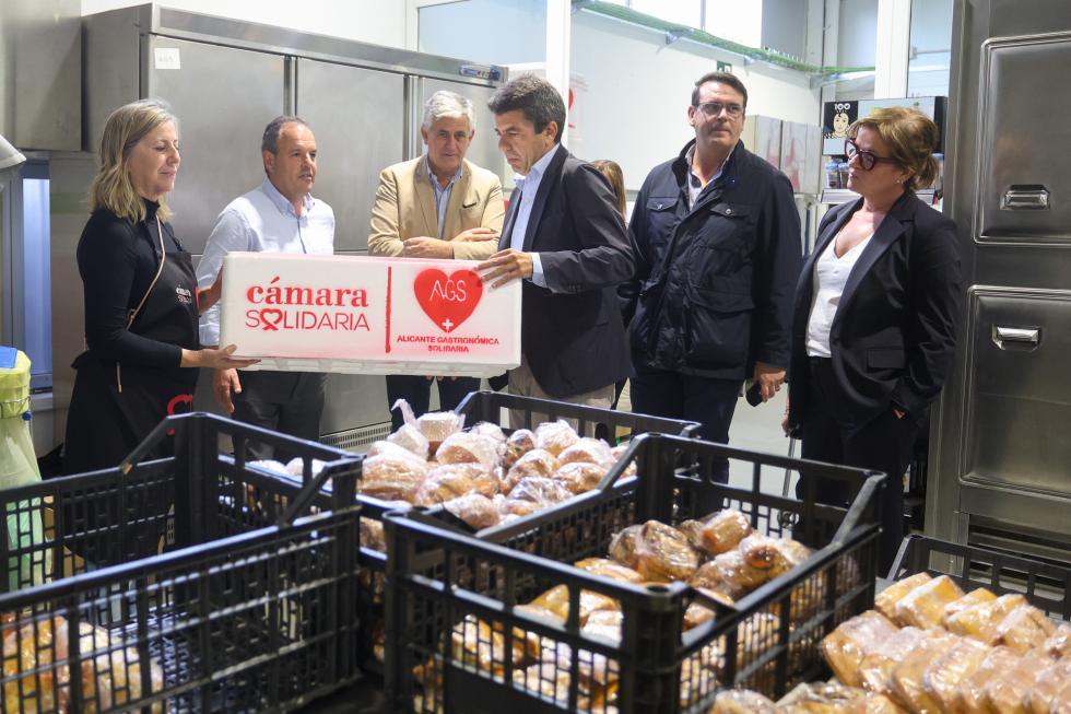 El president de la Generalitat, Carlos Mazón, visita Alicante Gastronómica Solidaria
