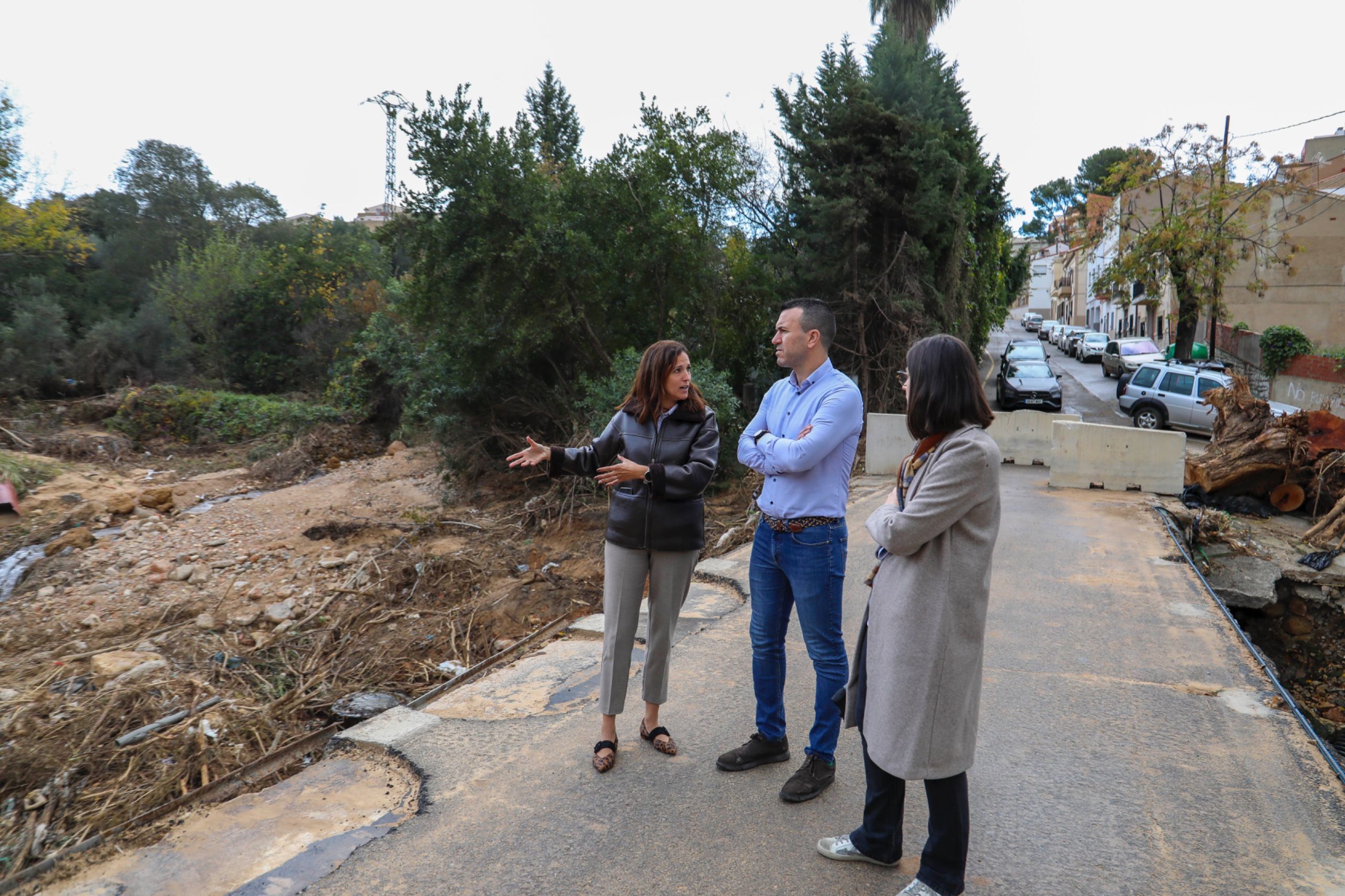 Visita del president Mompó a la zona donde se alza el puente provisional de Buñol