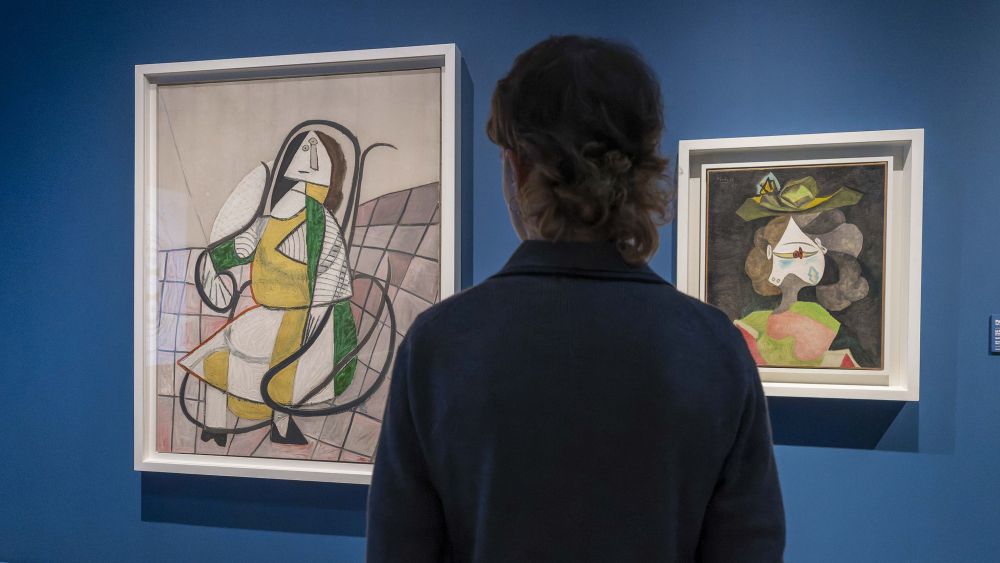 Una visitante observando dos obras de la exposición «Arte y naturaleza. Un siglo de biomorfismo» (Vicente A.Jiménez) Una visitante observando dos obras de la exposición «Arte y naturaleza. Un siglo de biomorfismo» (Vicente A.Jiménez)