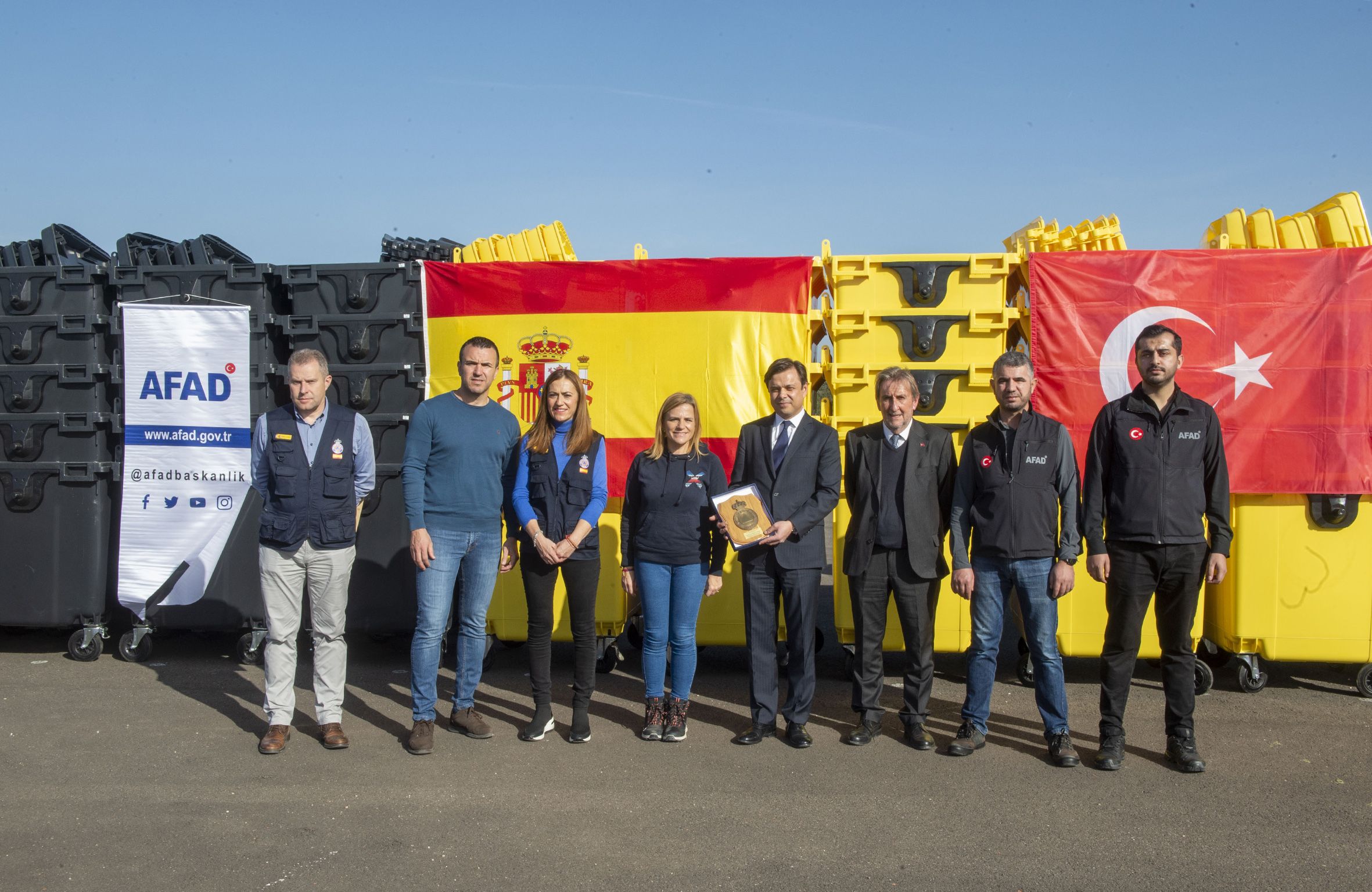 Donació de contenidors des de Turquia per als municipis afectats per la DANA