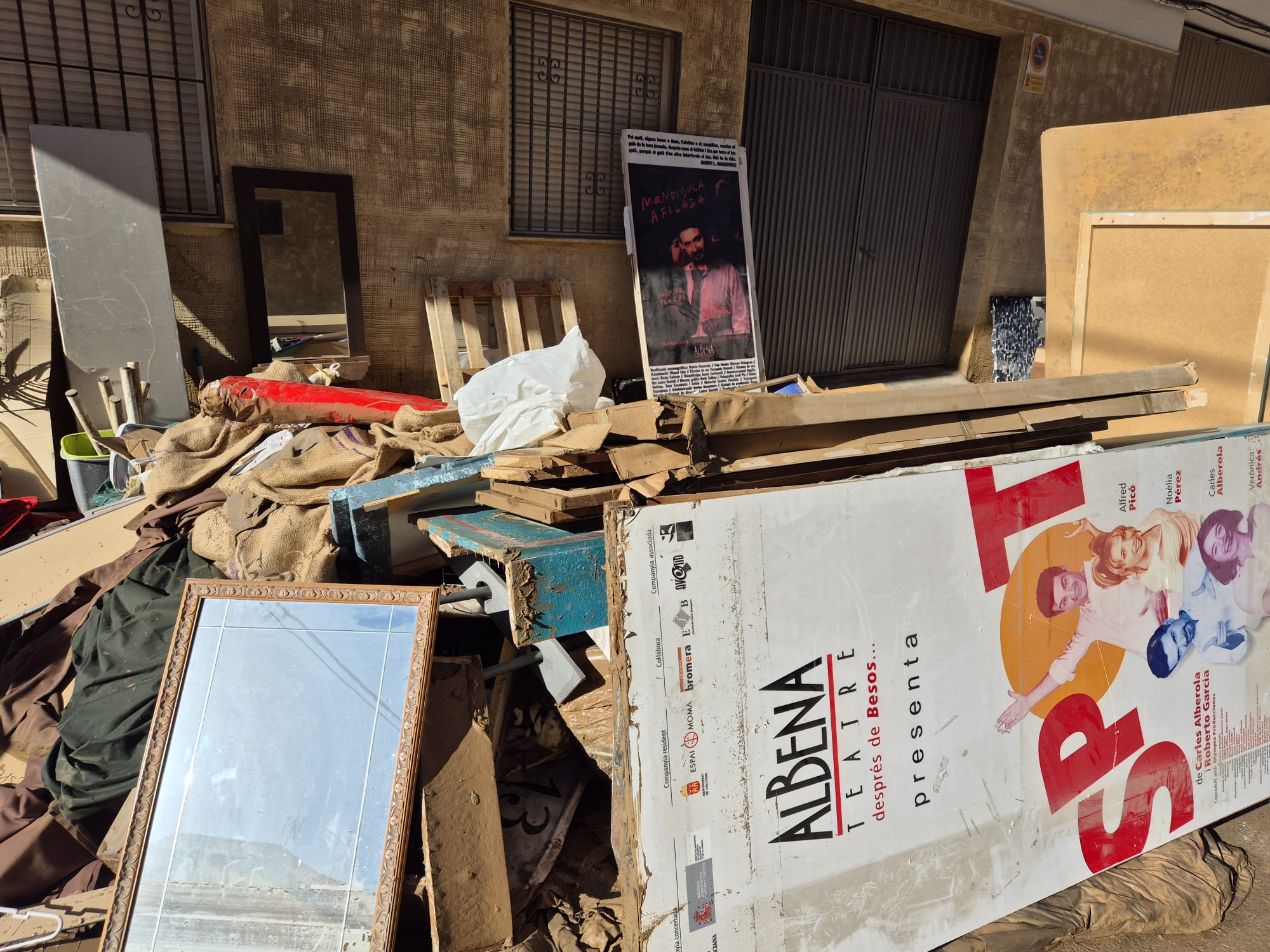 Daños provocados por la DANA en el almacén de Albena Teatre