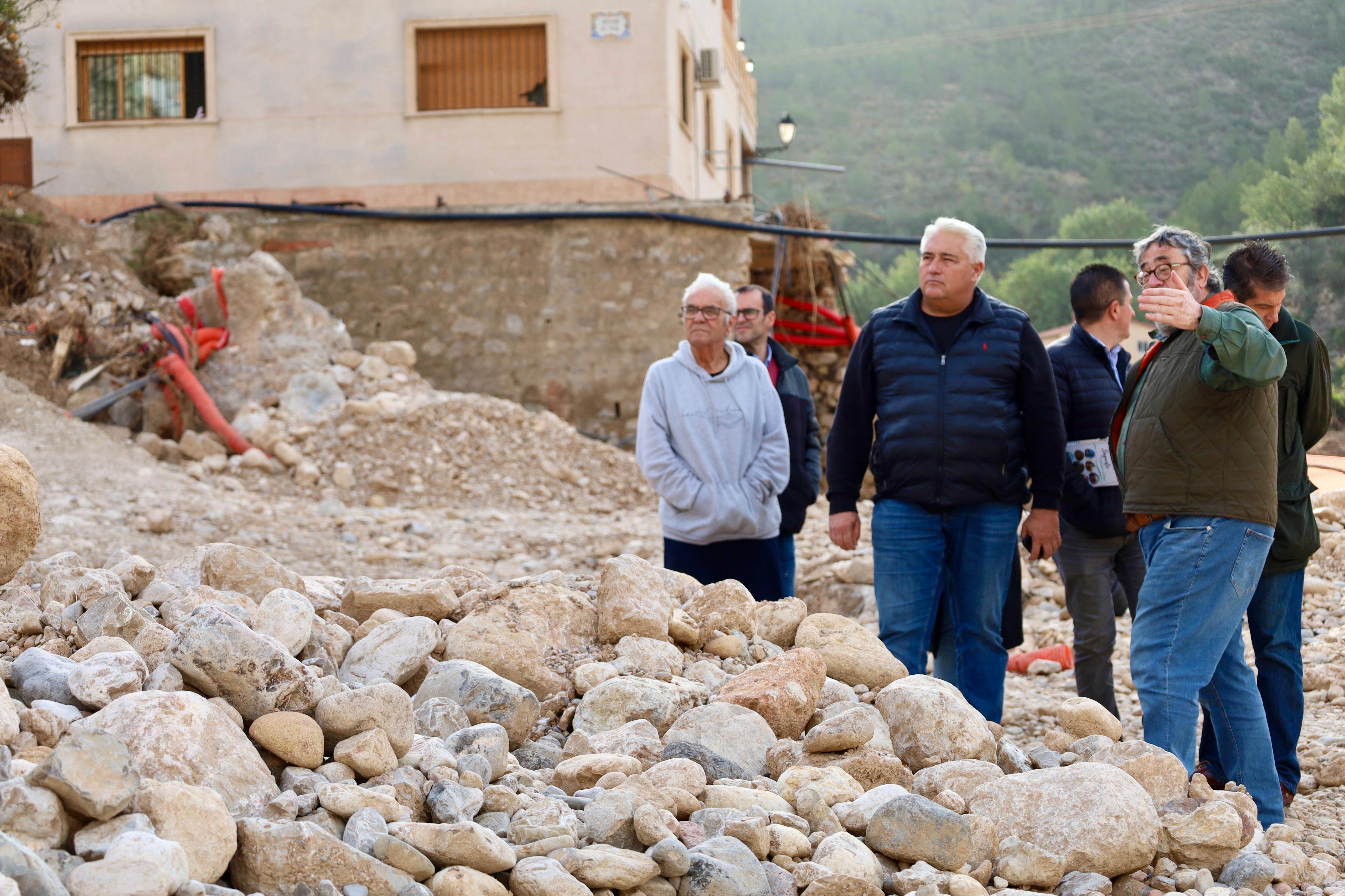 El diputado de Turismo de la Diputació de València, Pedro Cuesta, evaluando los daños en las infraestructuras turísticas de Sot de Chera