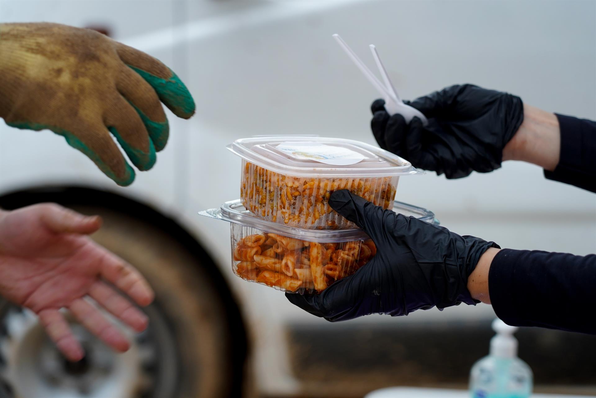 Reparto de comida en una zona afectada por la DANA de Valencia