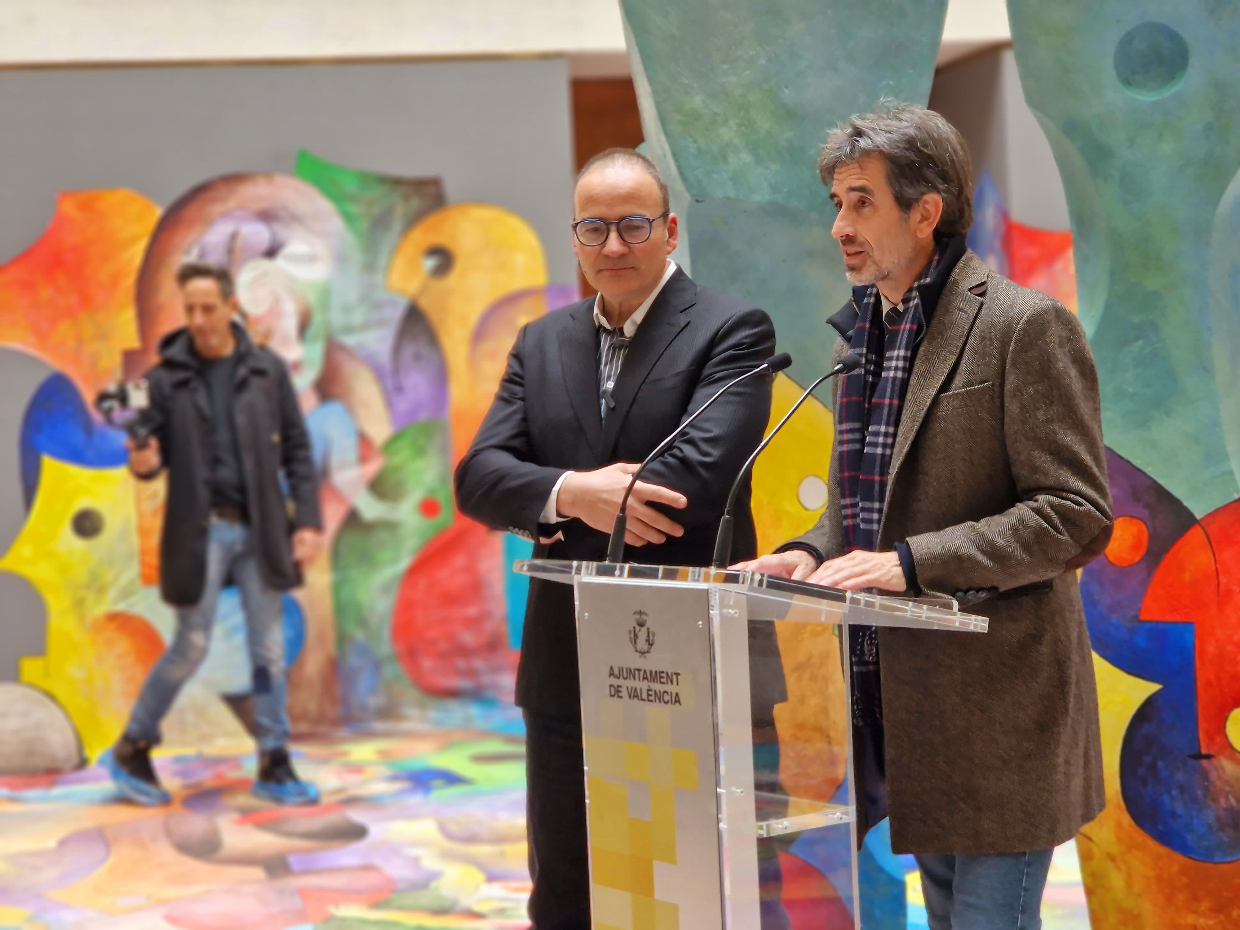 El concejal de Acción Cultural, José Luis Moreno, y el artista Rodolfo Navarro, presentan 'La Transfiguración' en el Palacio de Cervelló