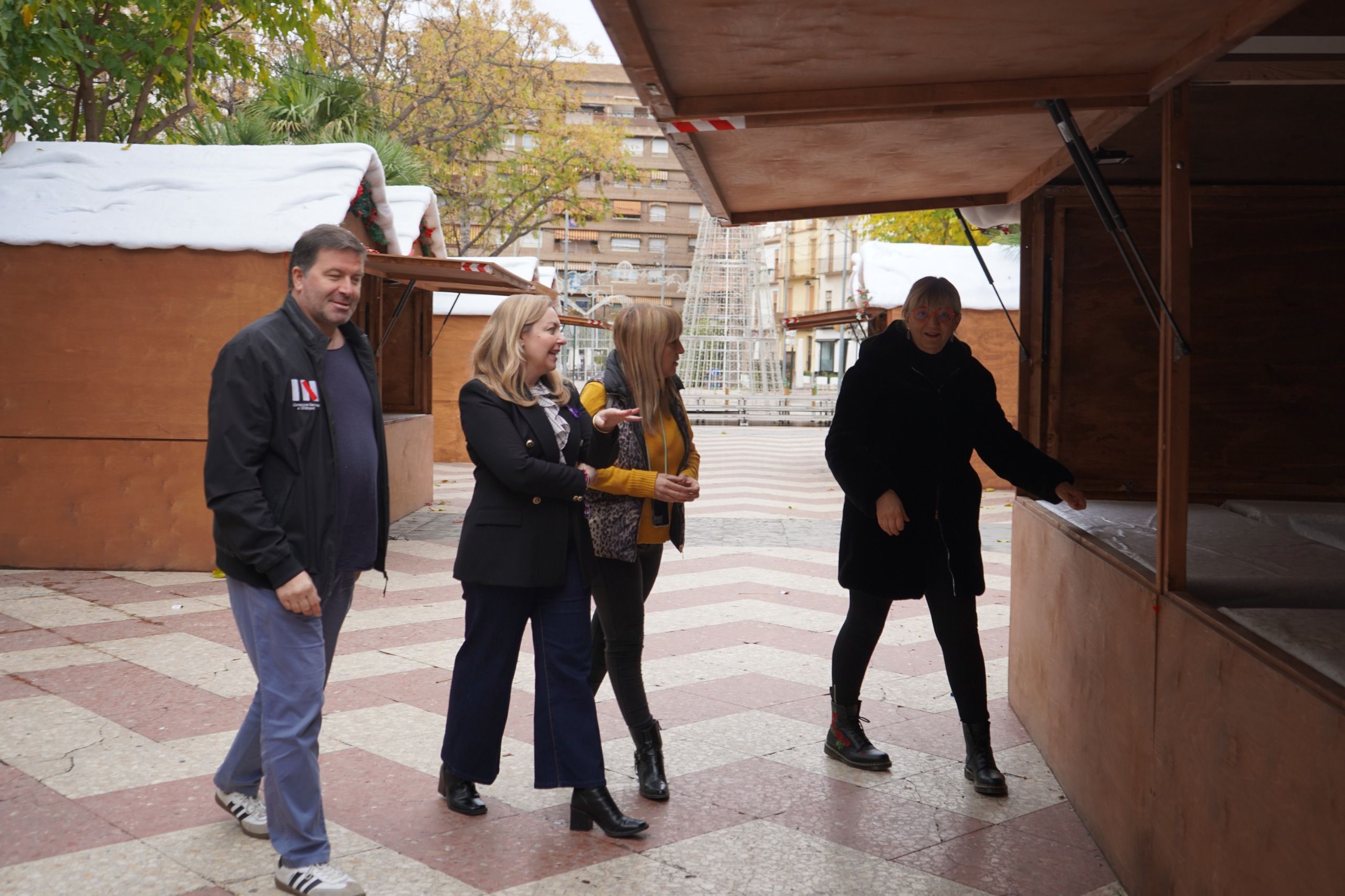 Preparació del mercat nadalenc d'Ontinyent