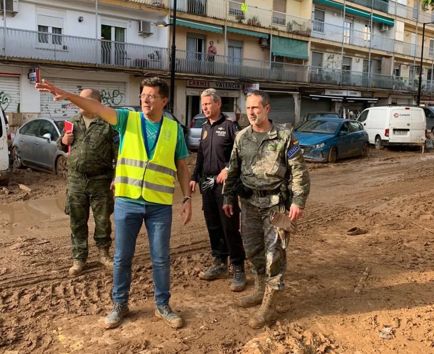 L'alcalde d'Alfafar en un carrer de la localitat després de la DANA