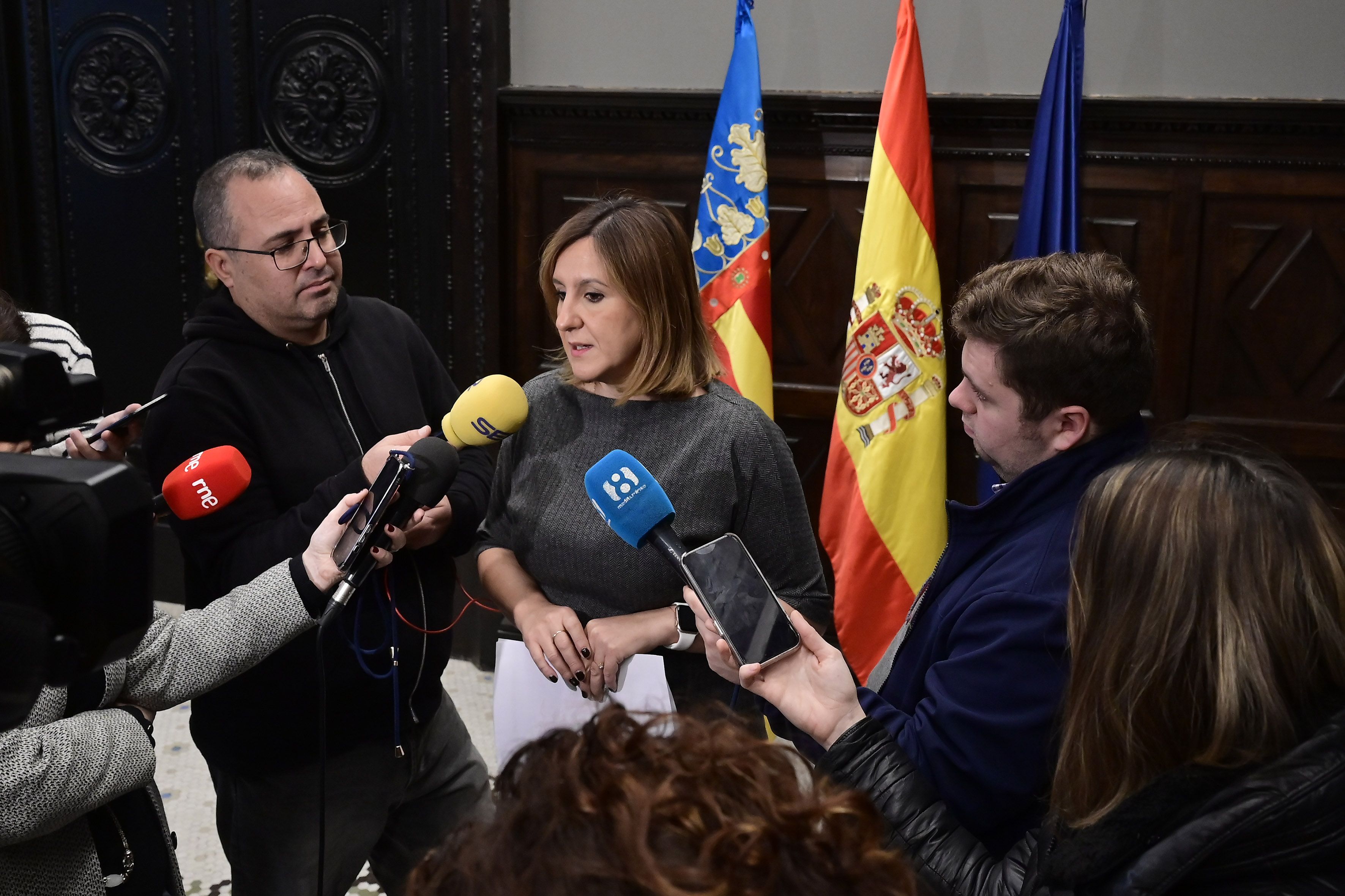 L'alcaldessa de València, María José Catalá, aten als mitjans de comunicació
