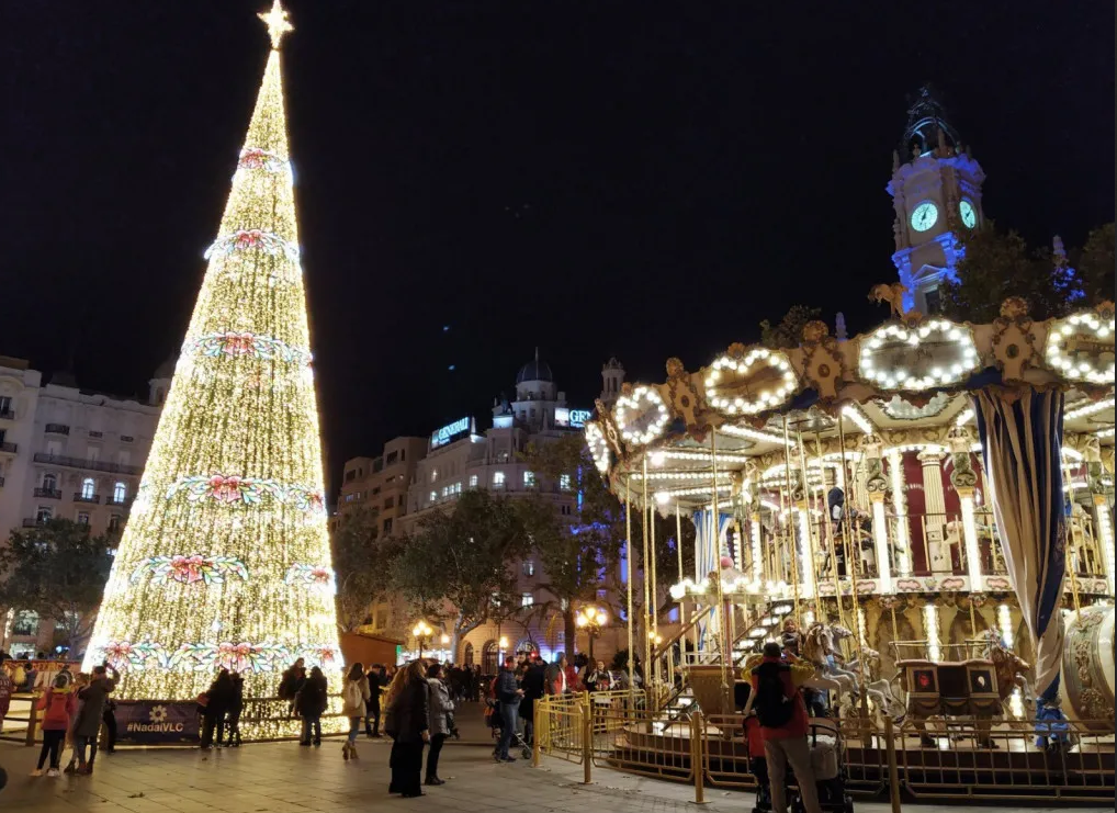 Persones passegen per la Plaça de l'Ajuntament de València en Nadal