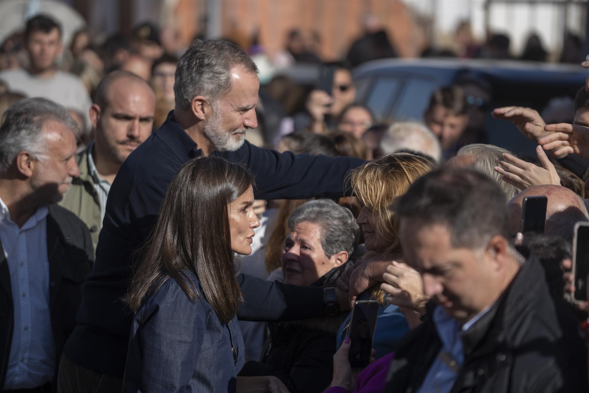 Els Reis Felip VI i Letizia saluden als veïns de la localitat durant la visita a la localitat d'Utiel, tres setmanes després de la DANA - Jorge Gil - Europa Press - Arxiu