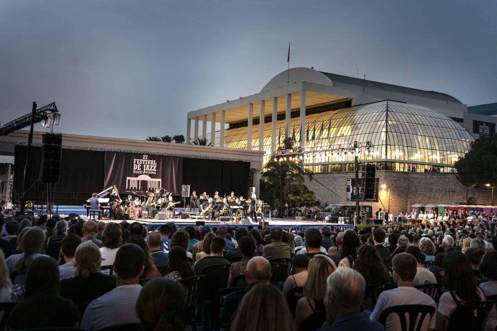 Un concierto en los jardines del Palau de la Música de València