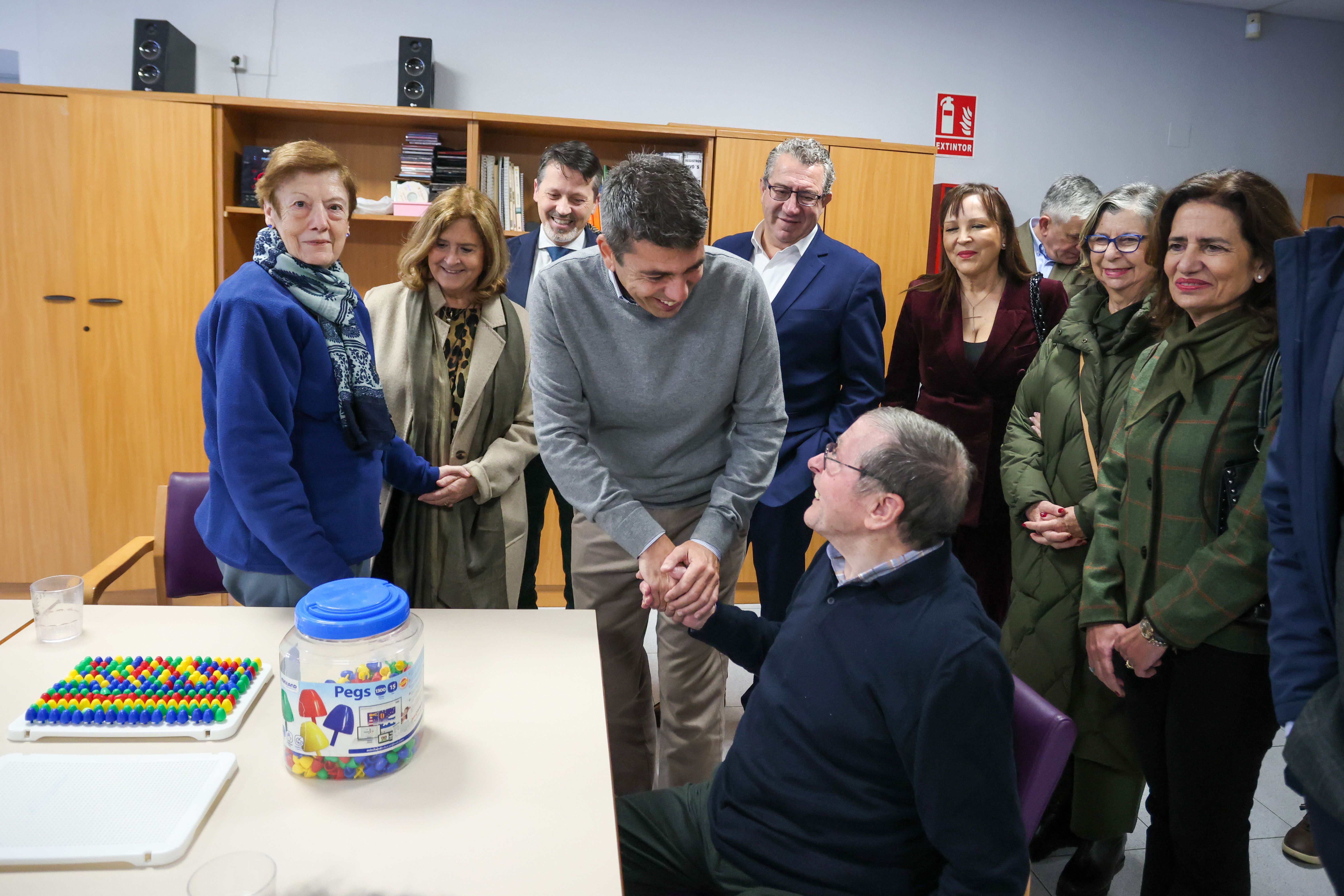 El president de la Generalitat, Carlos Mazón, visita la residència d'AFA Alacant
