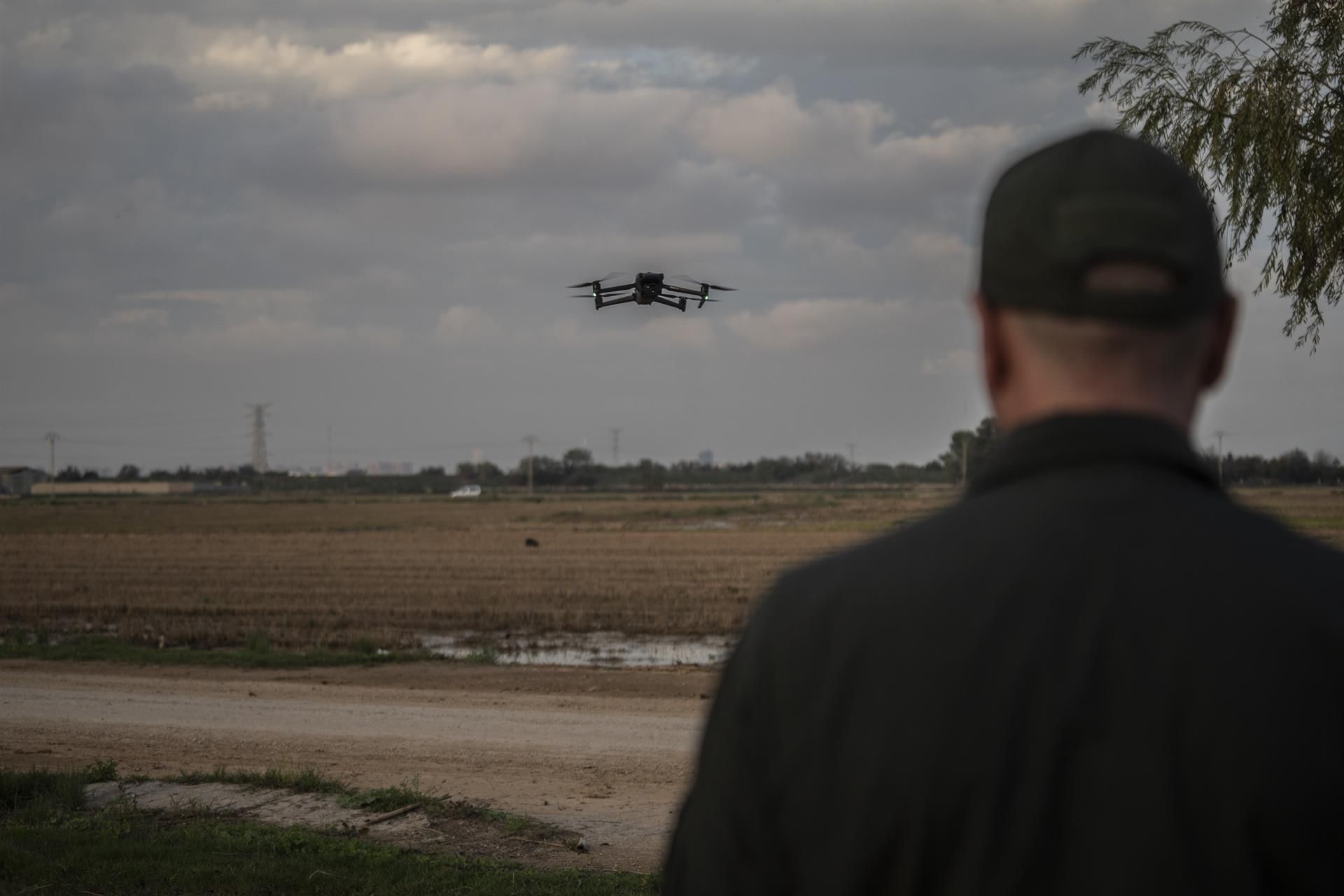 Un agente controla un dron para la búsqueda de desaparecidos por la DANA en València. Foto: Jorge Gil - Europa Press.
