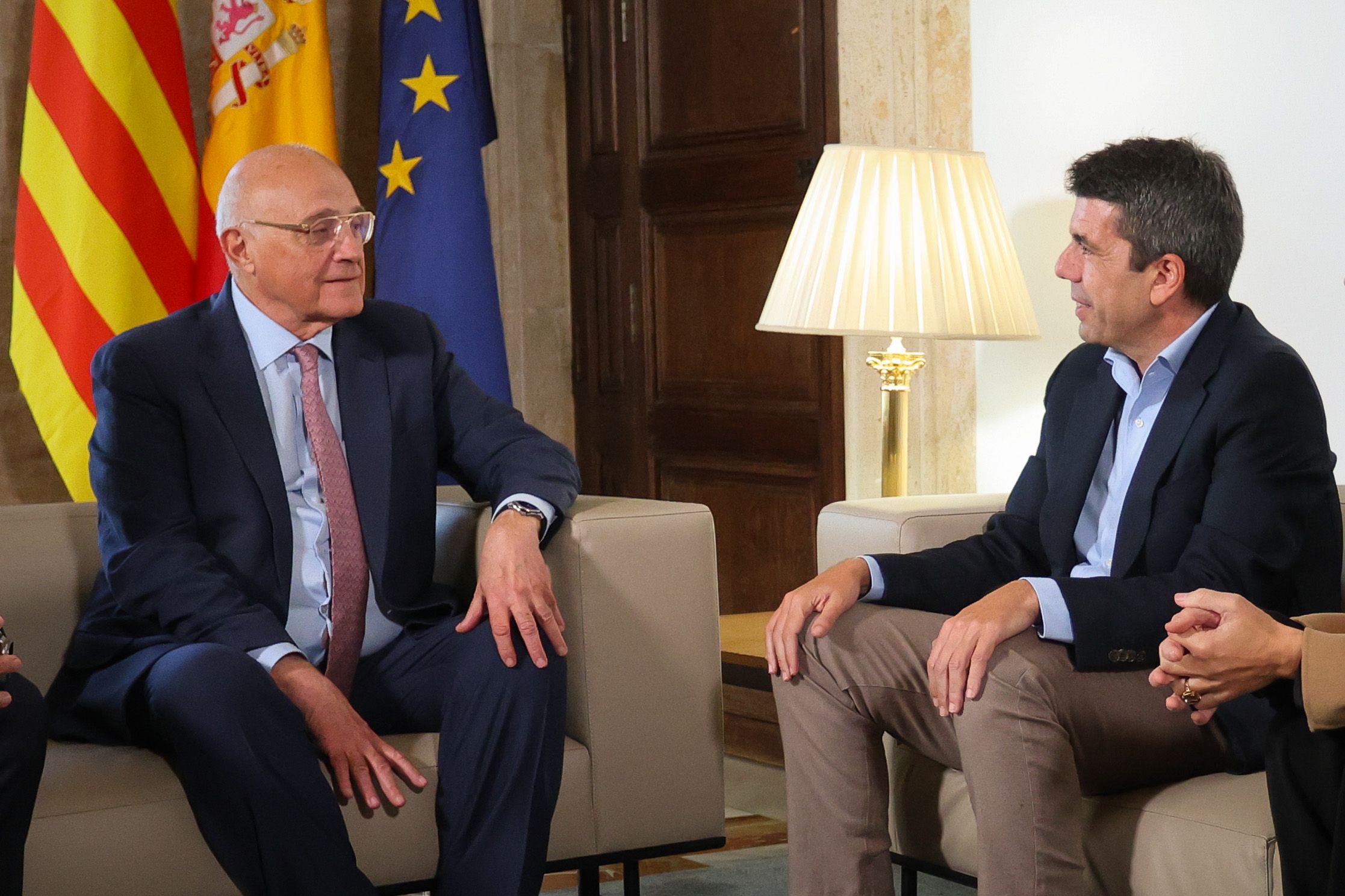 El president de la Generalitat, Carlos Mazón, se ha reunido con el presidente del Banco Sabadell, Josep Oliu
