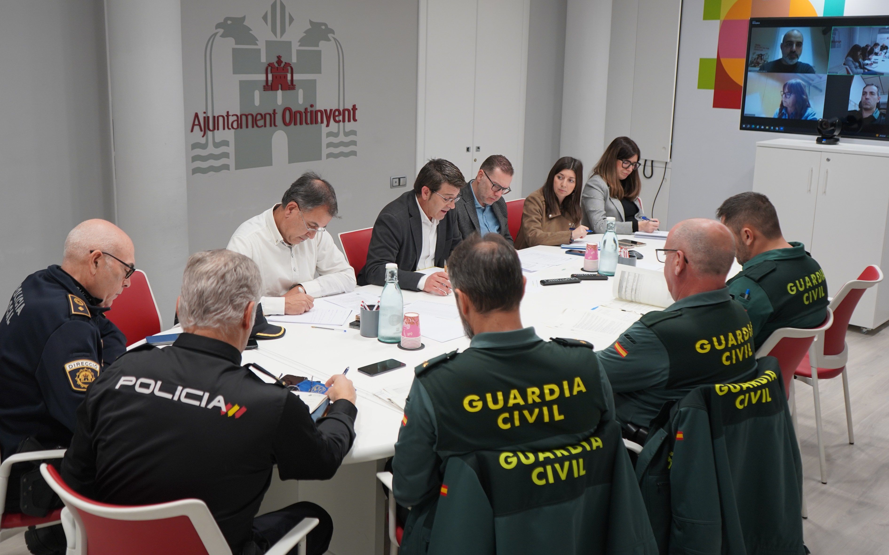 Efectivos de la Guardia Civil en el Ayuntamiento de Ontinyent