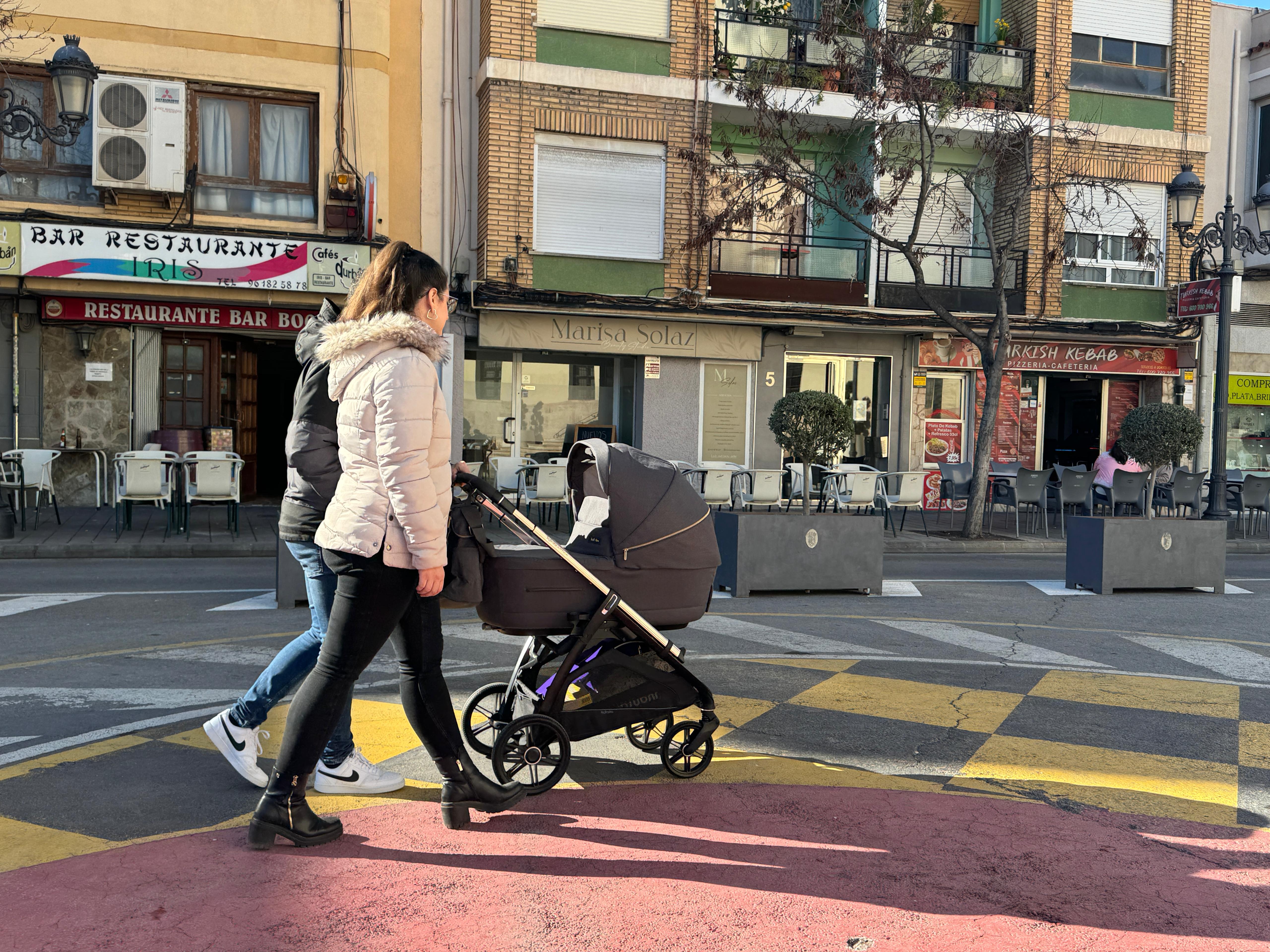 Vecinas paseando por Paterna