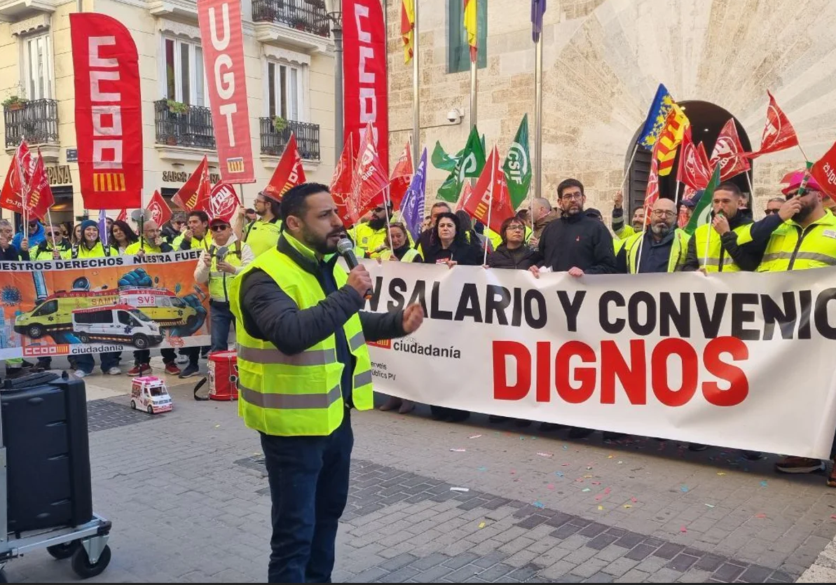Concentración por la igualdad salarial de los conductores de ambulancias en València