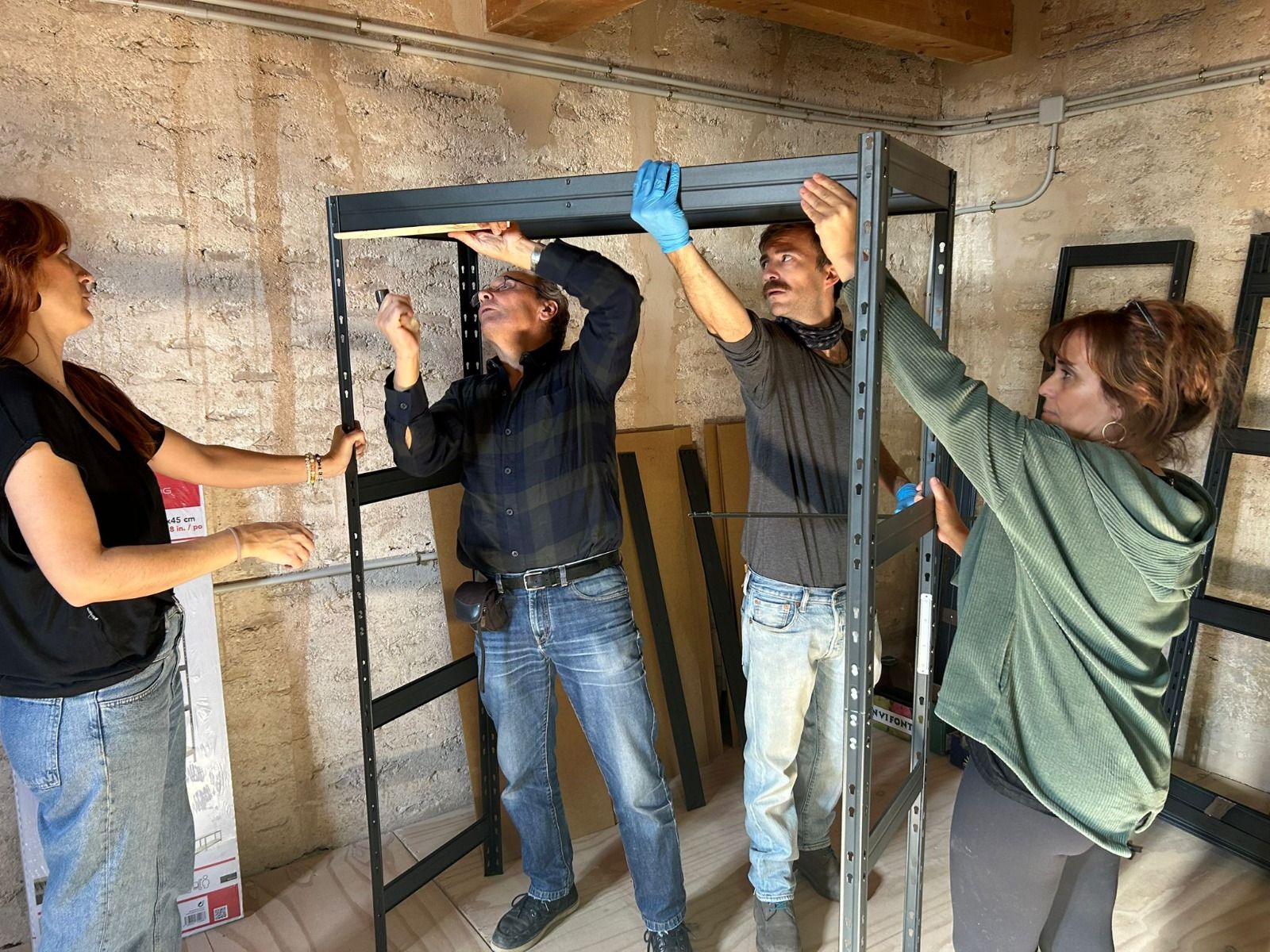 Laboratorio de restauración de fotografías en el Castell d'Alaquàs