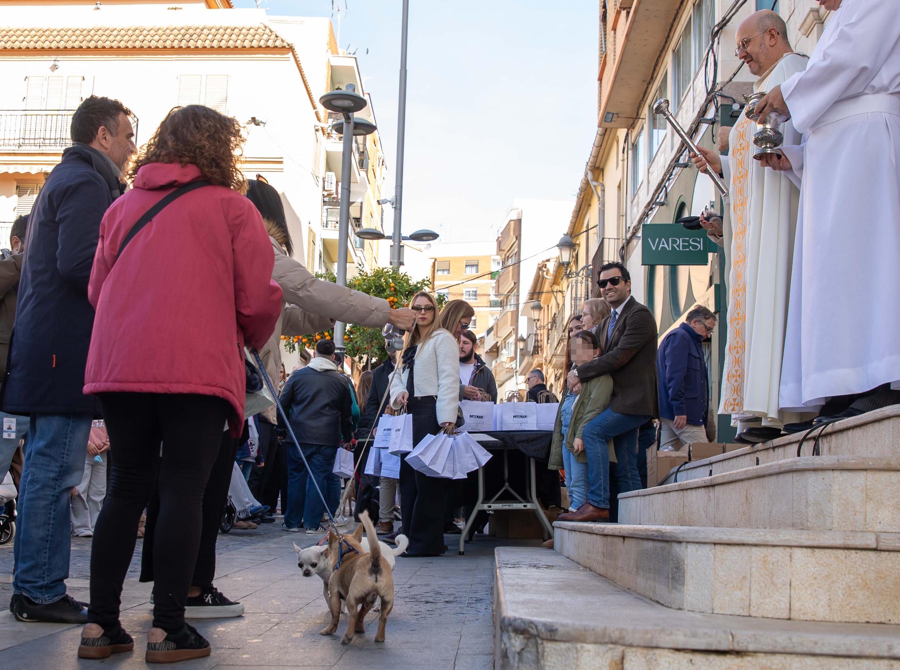 Celebración del tradicional acto de bendición de los animales realizado este sábado en Paterna