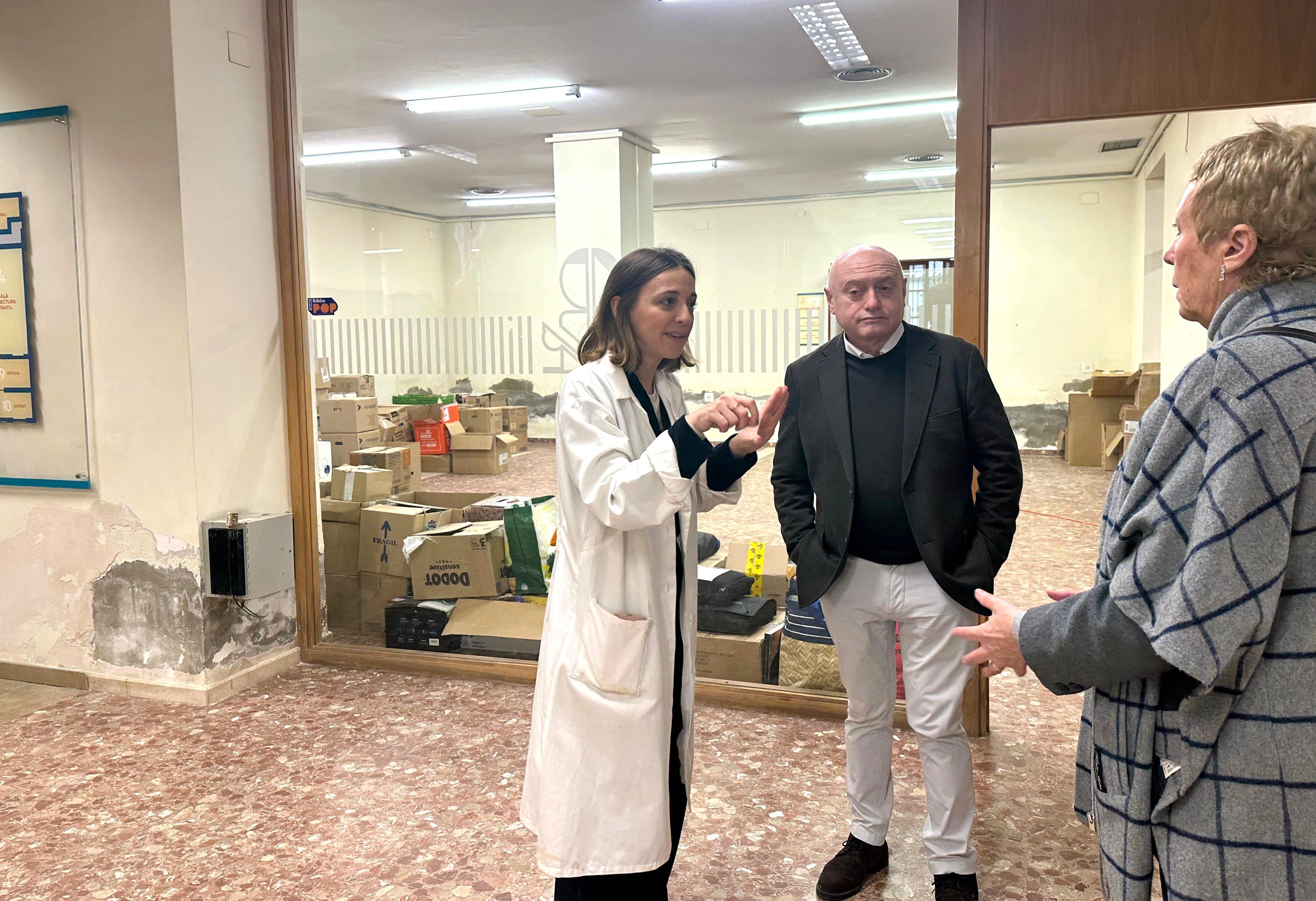 El diputado de Cultura, Paco Teruel, en la biblioteca de Algemesí