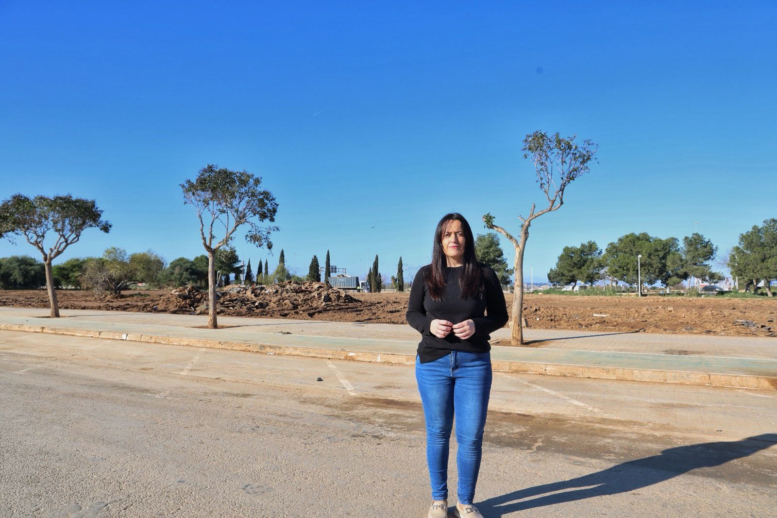 La alcaldesa de Catarroja, Lorena Silvent, en la campa vacía de vehículos de Jaume I