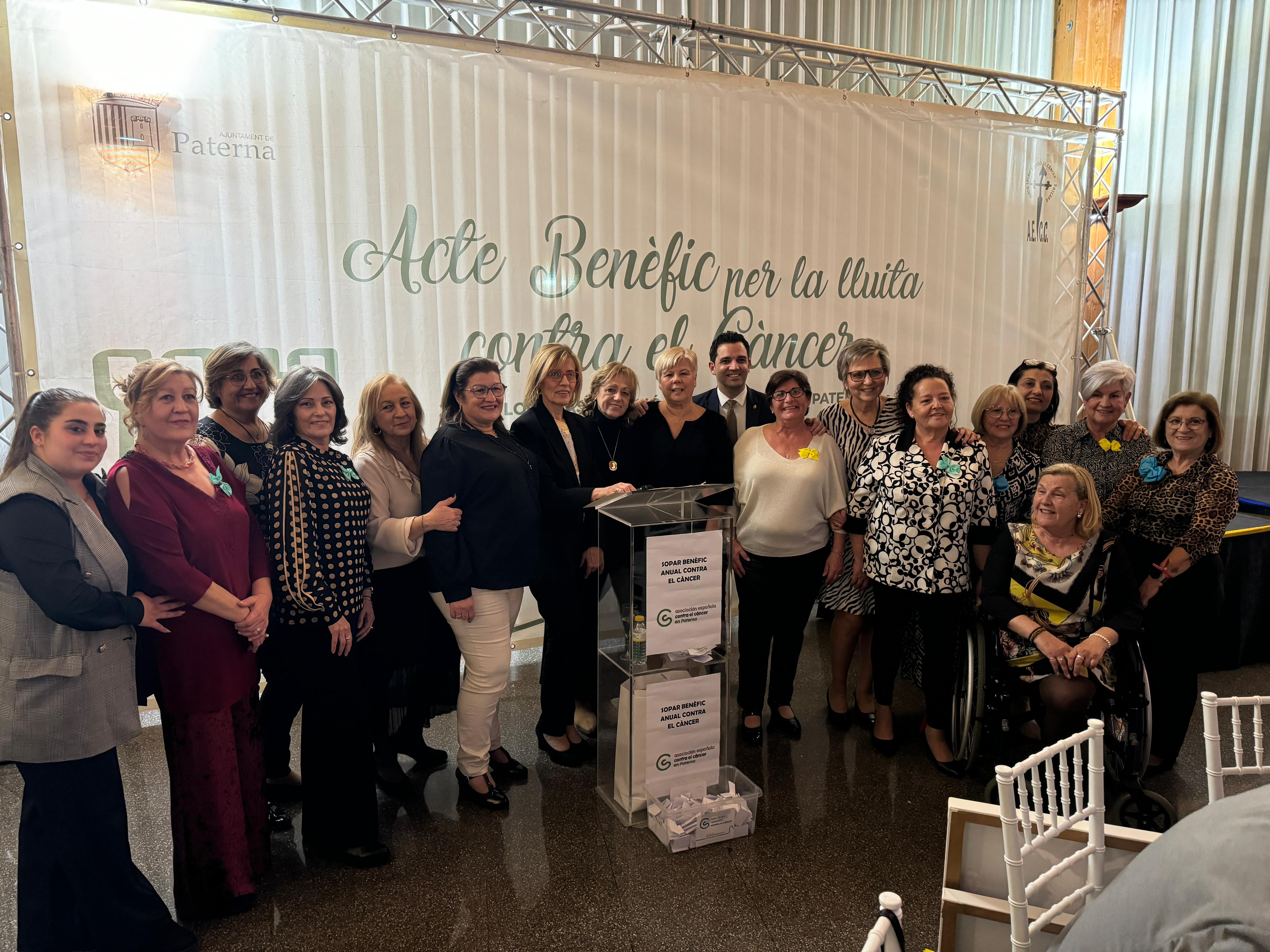 Sagredo junt amb la Presidenta i representants de la Junta Local de la AECC de Paterna