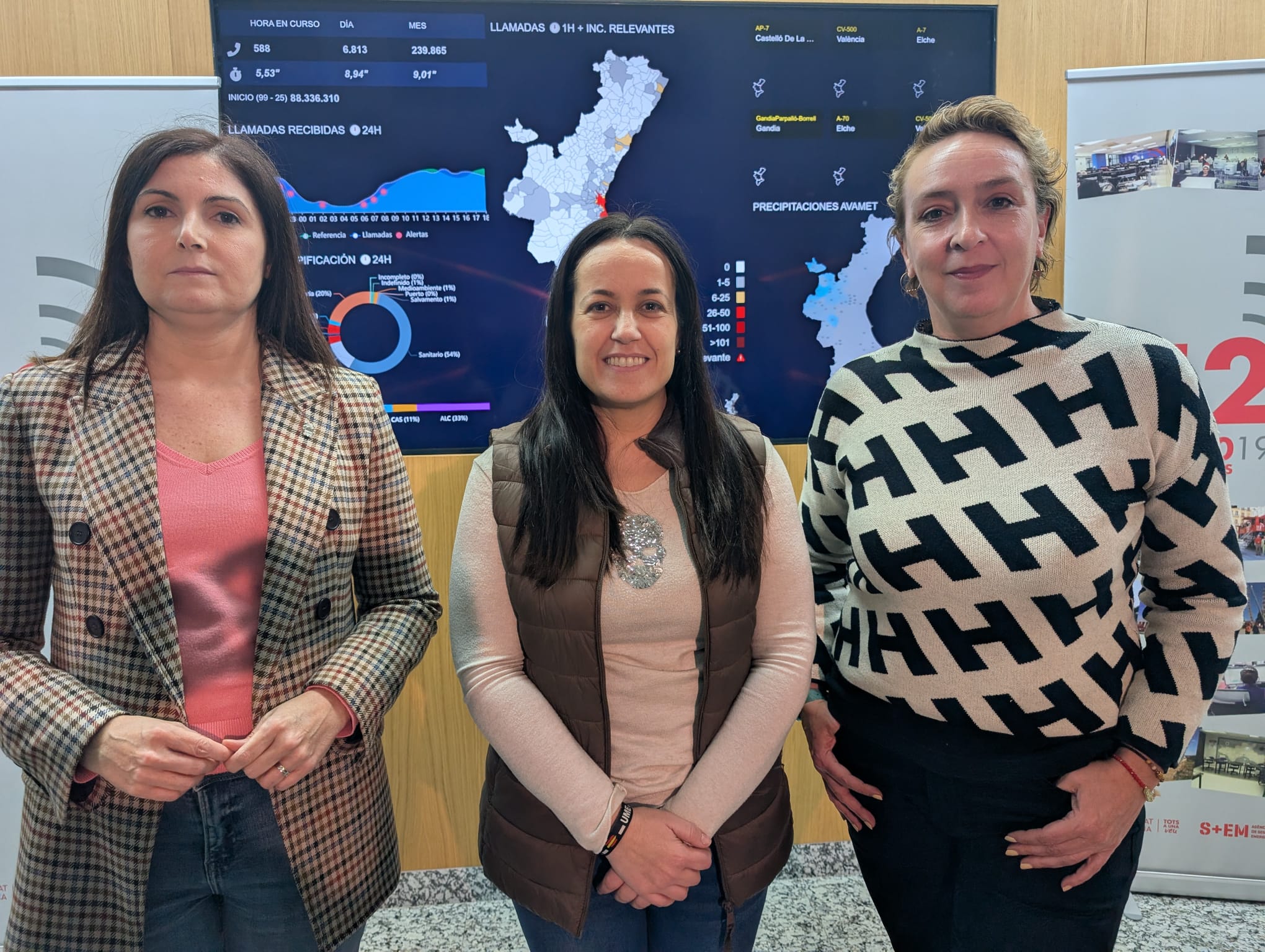 La alcaldesa de Paiporta, Maribel Albalat; la alcaldesa de Catarroja, Lorena Silvent; y la alcaldesa de Benetússer, Eva Sanz