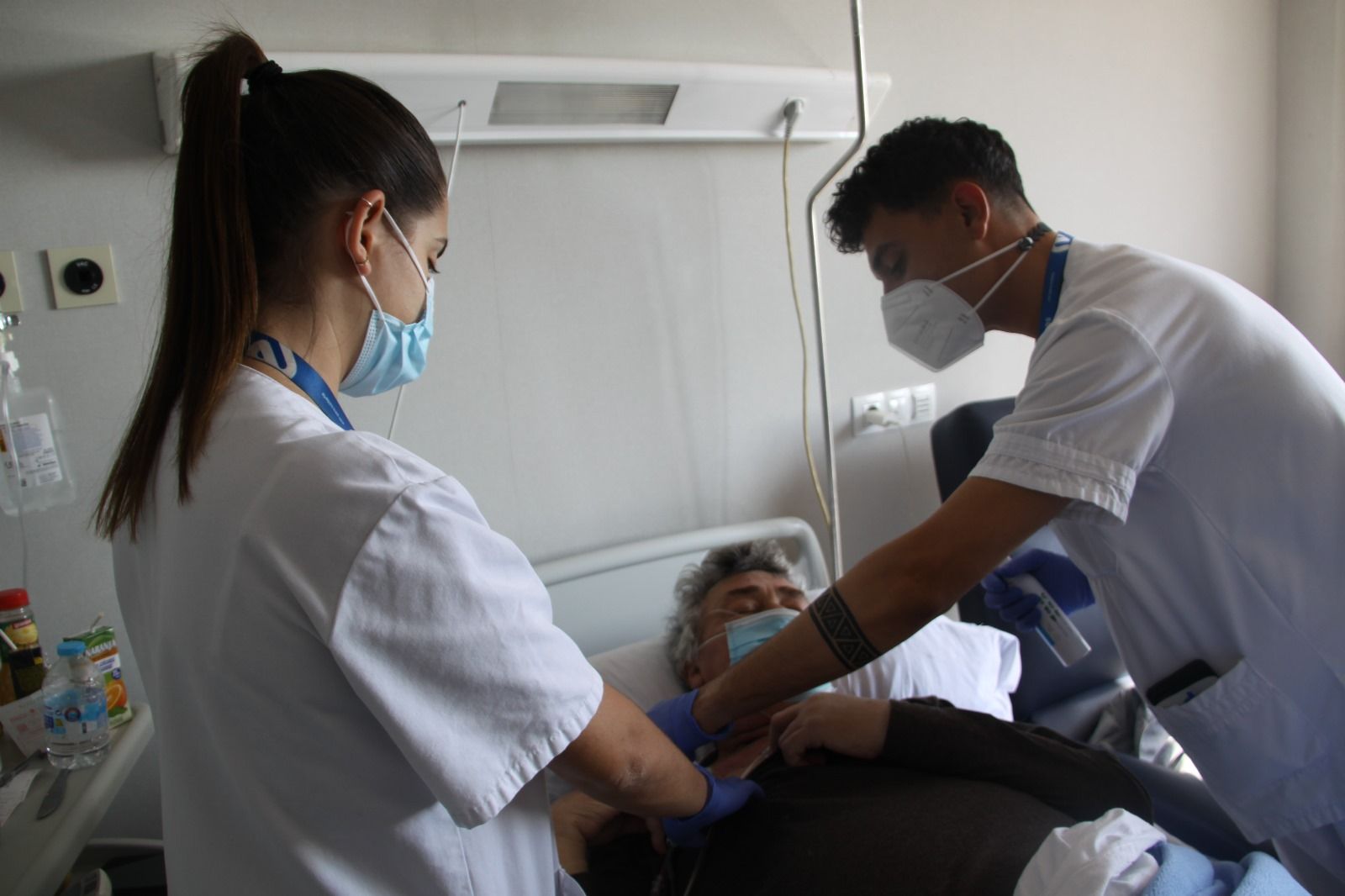 Estudiantes realizando sus prácticas en enfermería