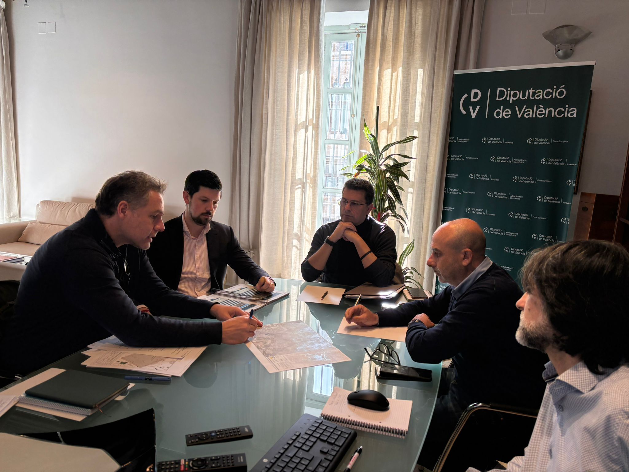  El diputat Juan Ramón Adsuara durant la reunió amb la Pobla de Vallbona