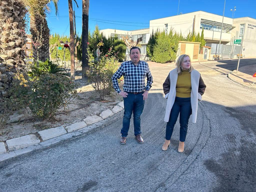 La vicepresidenta primera de la Diputació, Natàlia Enguix, i l'alcalde del Palomar, Jordi Vila